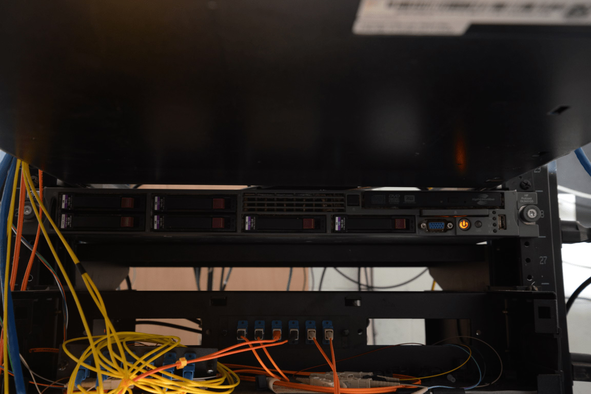 Serverracks mit Netzwerkkabeln in einem Rechenzentrum – typische Infrastruktur für den Betrieb von Game Servern (Foto: EFTA Free Library / Wikimedia Commons, CC0)