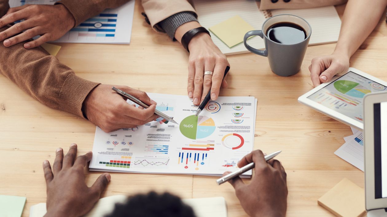 Team in einer Besprechung – Symbolbild für nachhaltige Zusammenarbeit im On-Call-Betrieb (Bild: Pexels)