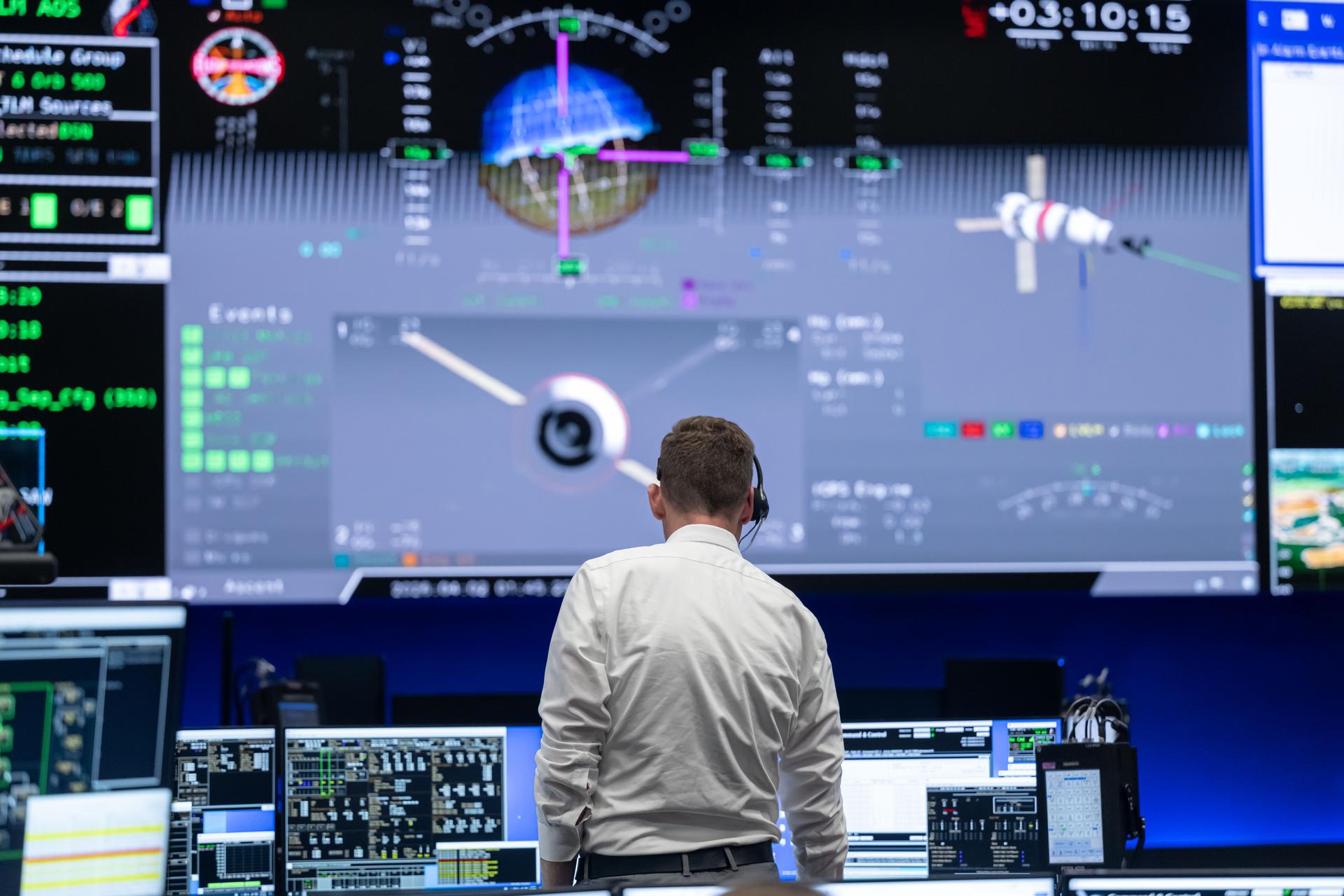 NASA Artemis II Flight Director Jeff Radigan im Mission Control Center – als Analogie für strukturierte Incident-Koordination und den digitalen War Room