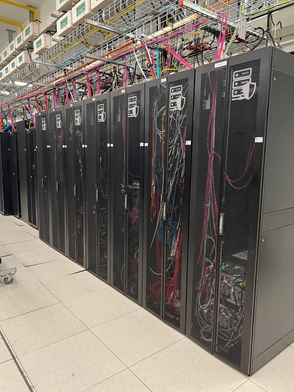 Server-Infrastruktur im Rechenzentrum (Foto: VPSExpertYuri, CC BY-SA 4.0, via Wikimedia Commons)