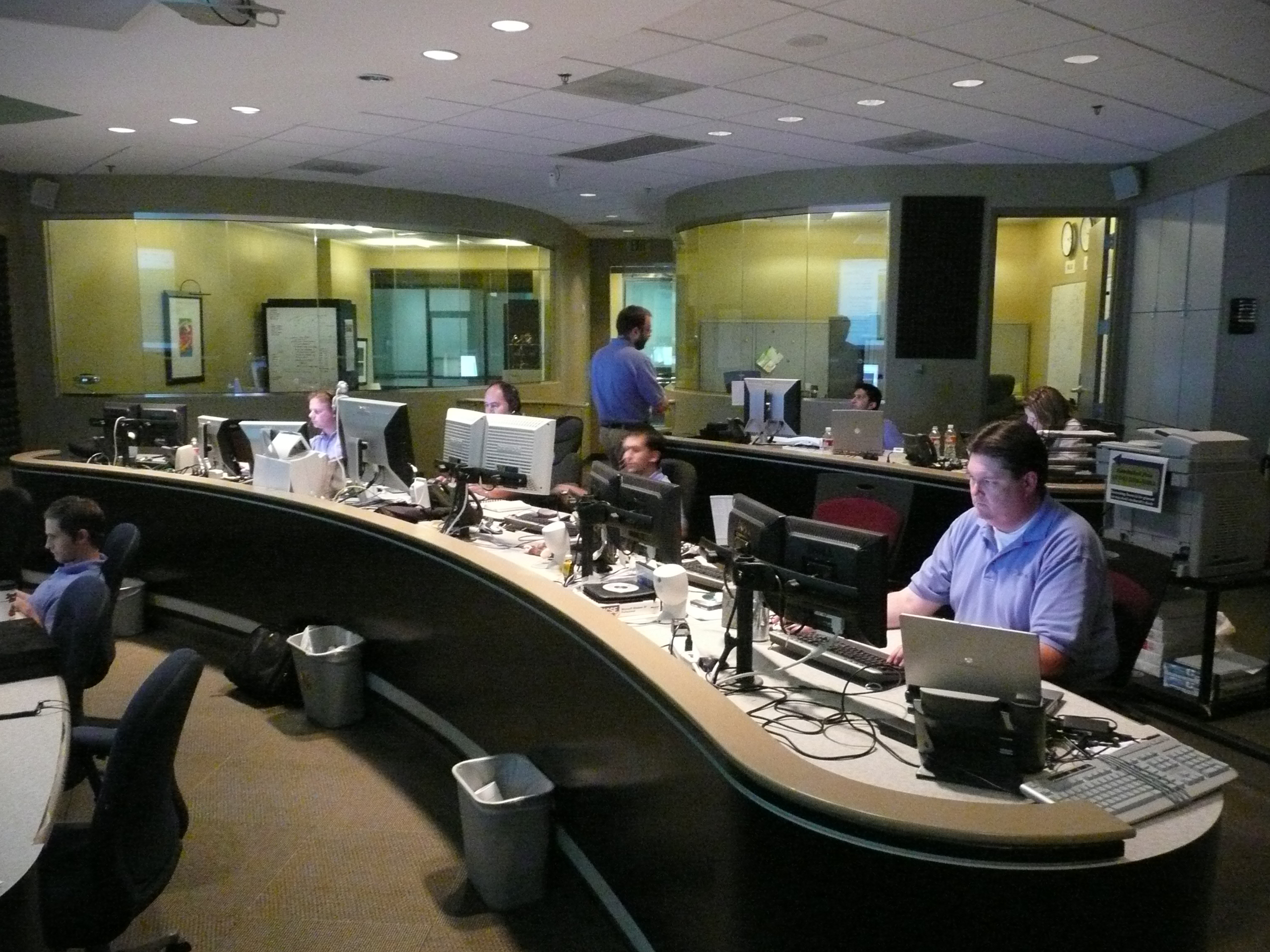 Network Operations Center von Architel. Bildquelle: Mike Reyher / Flickr, CC BY 2.0, via Wikimedia Commons.