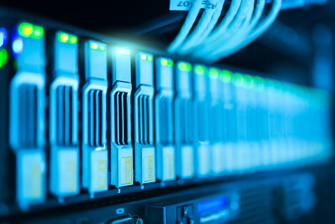 Serverraum mit blau beleuchteten Rack-Einheiten – Symbolbild für Produktionsinfrastruktur und Resilienz-Tests – Pexels / Manuel Geissinger