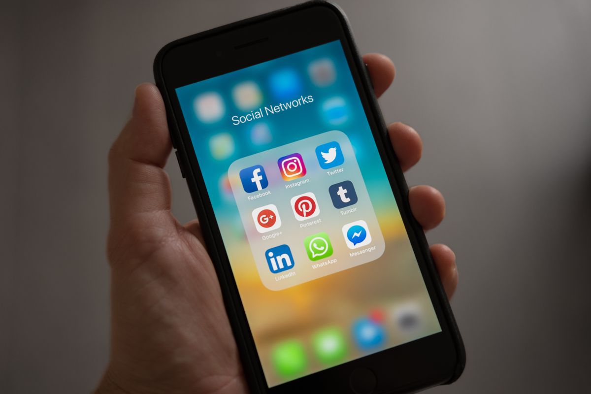 Smartphone zeigt Benachrichtigungen auf dem Sperrbildschirm (Foto: Pexels License, kostenlose Nutzung)