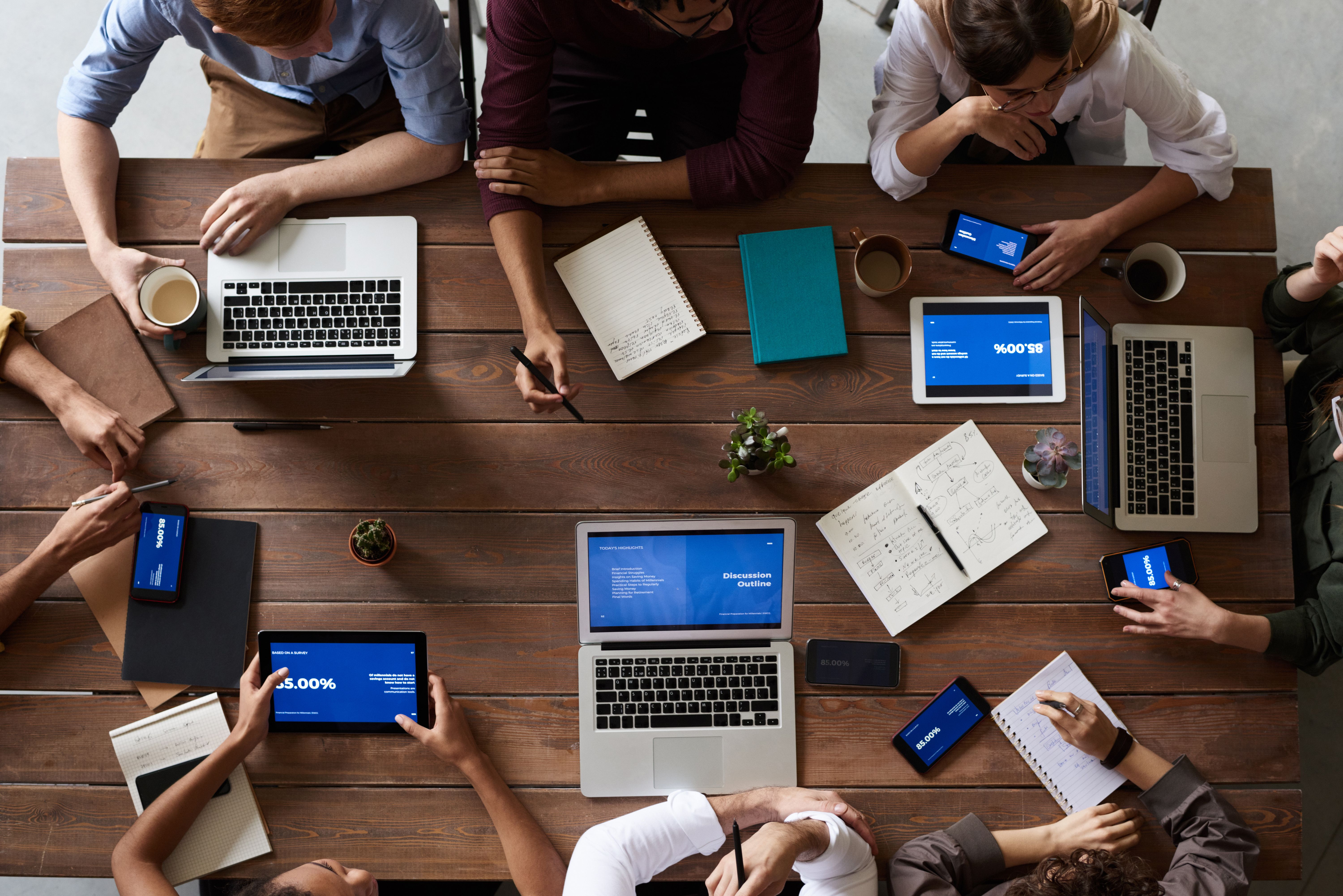Team in koordinierter Besprechung – Symbolbild für Incident-Kommunikation und strukturierte Zusammenarbeit – Pexels / fauxels