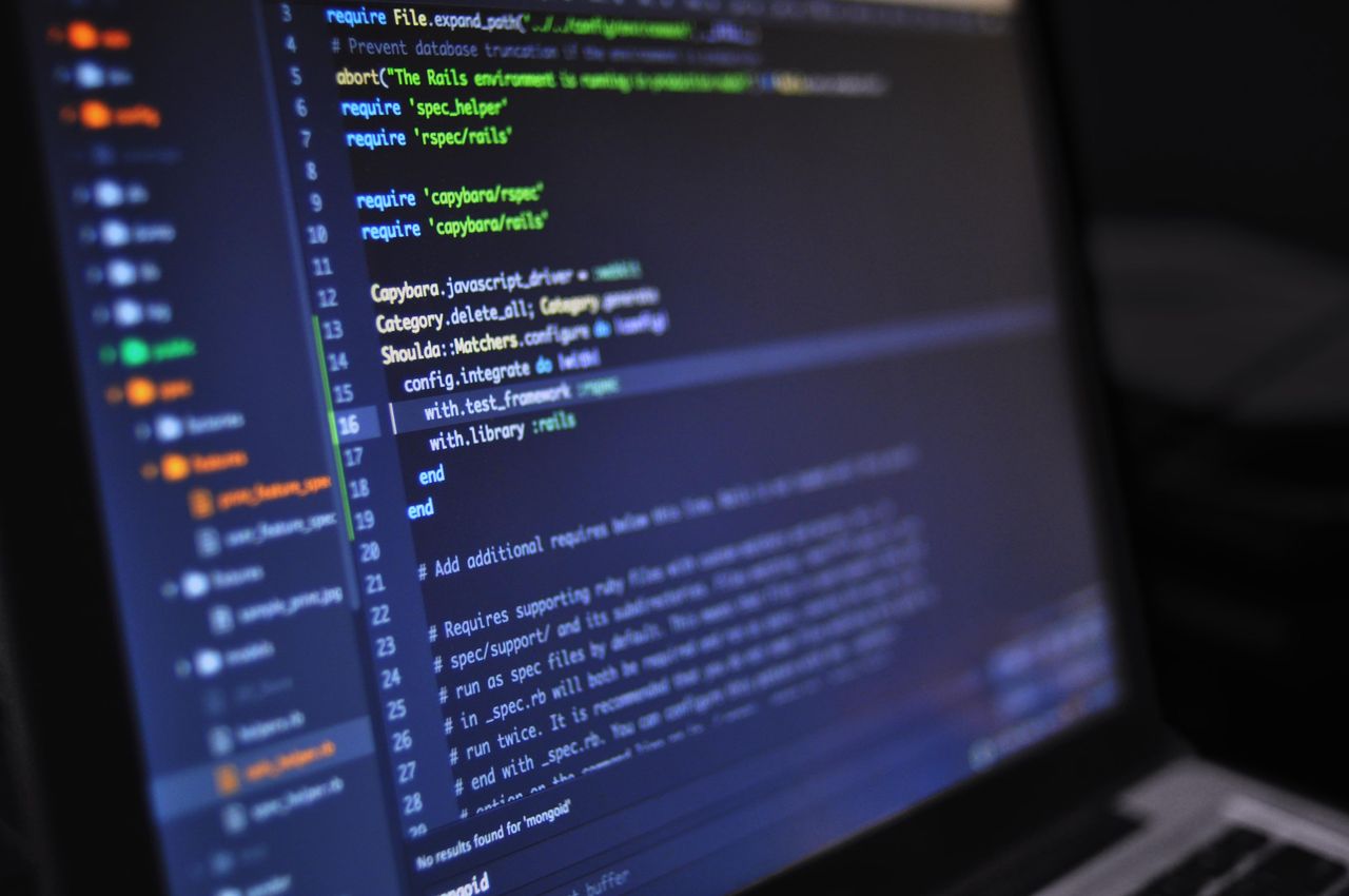 Code auf einem Monitor – Symbol für automatisierte Deployment-Pipelines und GitOps