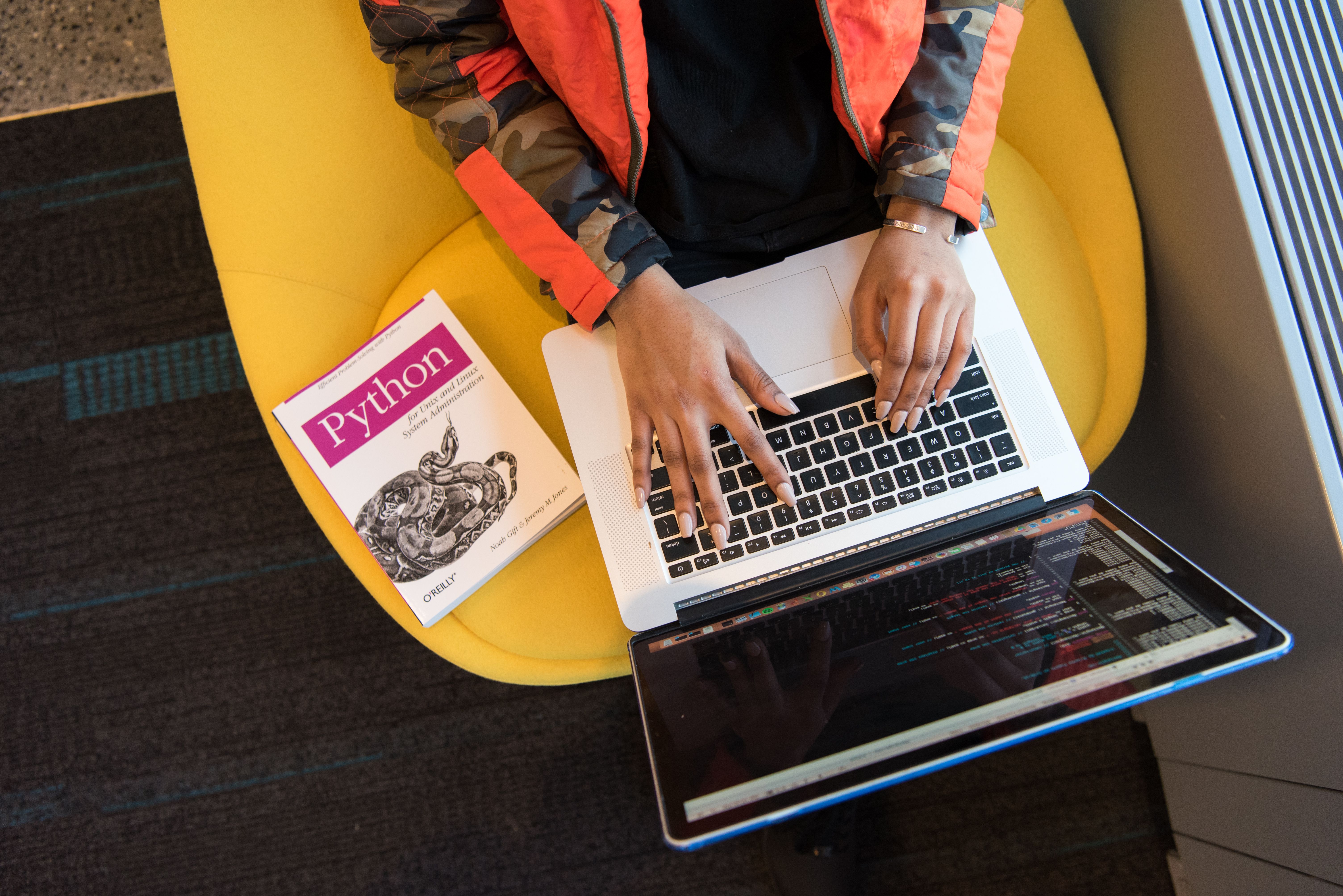 Person arbeitet an einem Laptop mit digitalem Workflow – symbolisiert automatisierte Ticket-Prozesse in der IT