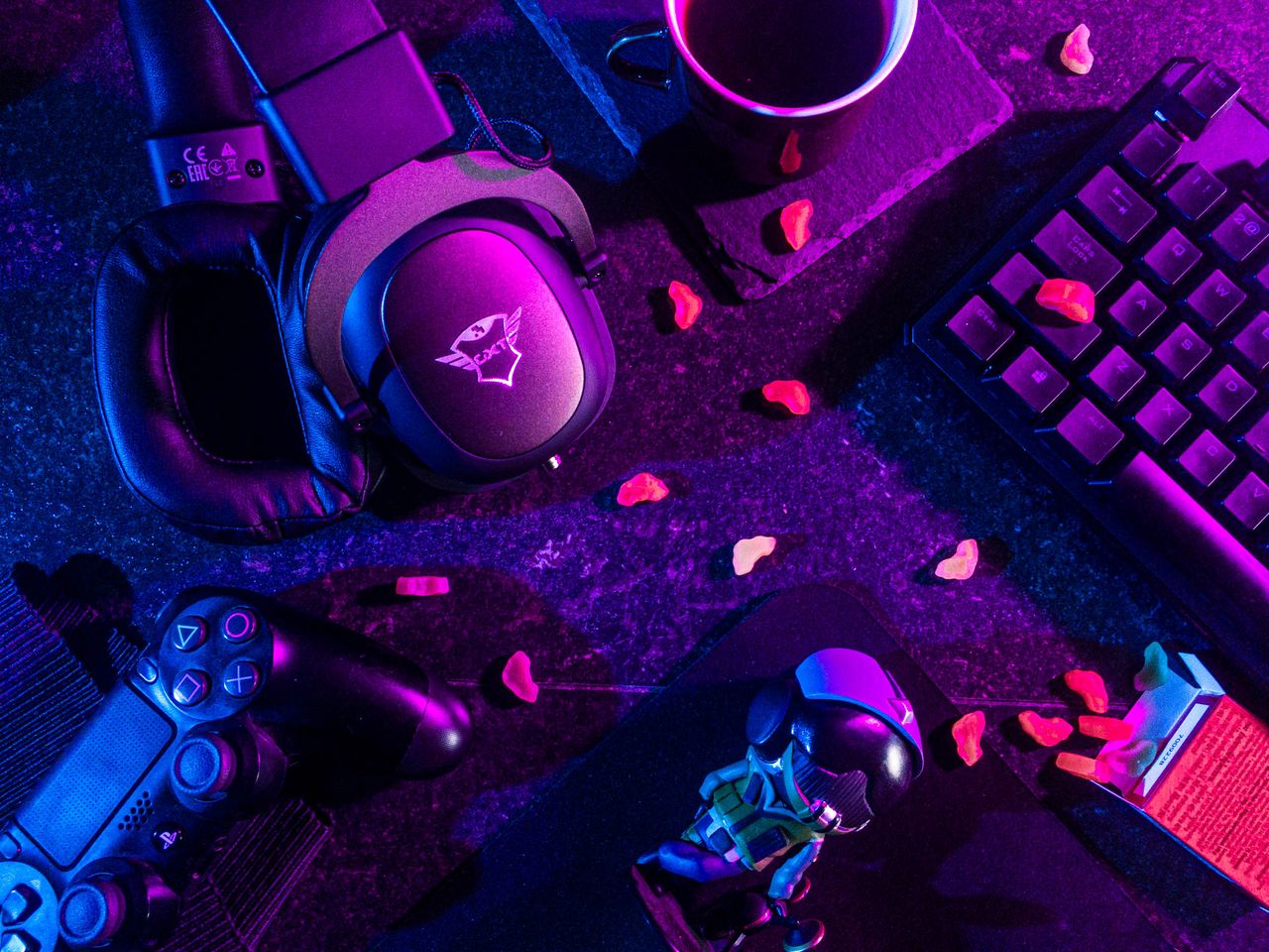 Gaming-Setup mit RGB-Beleuchtung – Symbol für Multiplayer-Spielinfrastruktur und Anti-Cheat