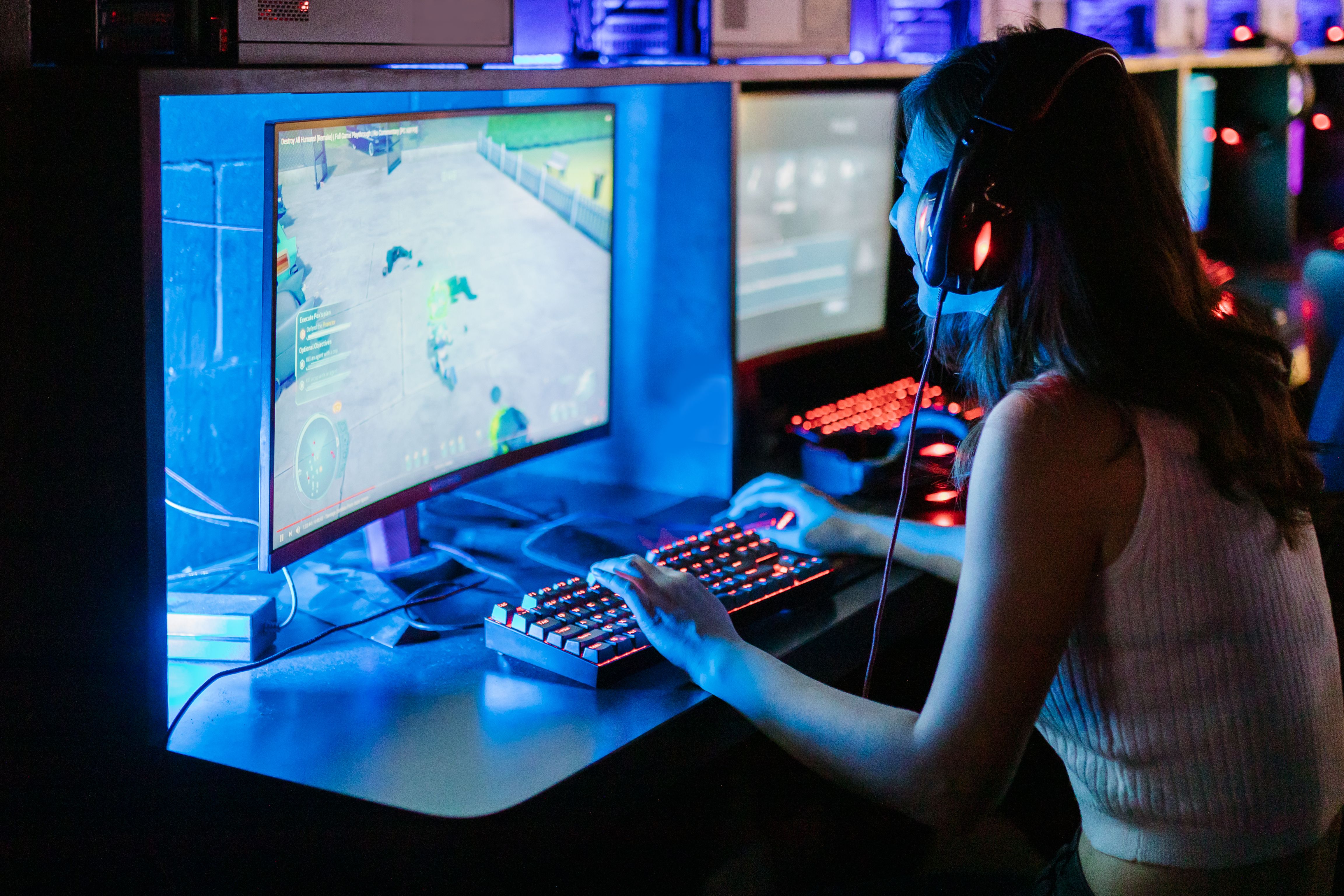 Gaming-Setup mit mehreren Bildschirmen als Symbol für professionellen Game-Server-Betrieb (Foto: Pexels License, freie Nutzung)