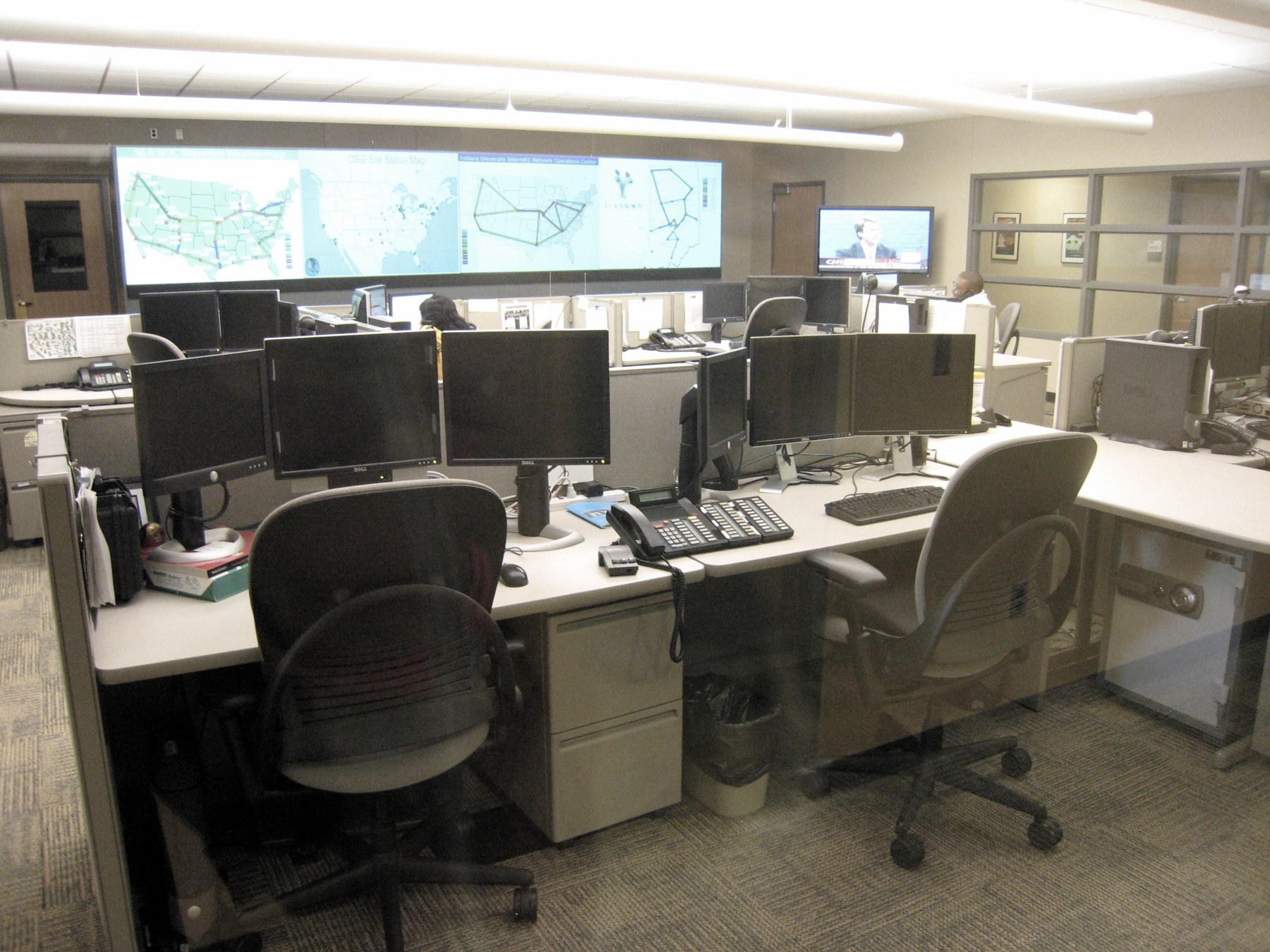 Network Operations Center der IUPUI mit aktiven Monitoring-Bildschirmen. Bildquelle: Alan Le / Wikimedia Commons, CC BY 2.0.