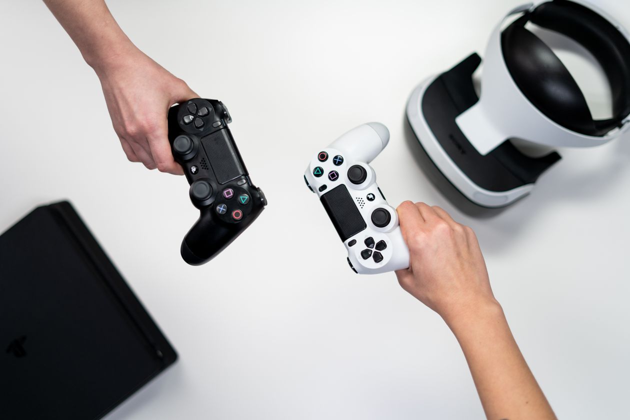 Gaming-Setup mit Headset und Bildschirm, symbolisch für Game-Server-Infrastruktur und Cybersicherheit