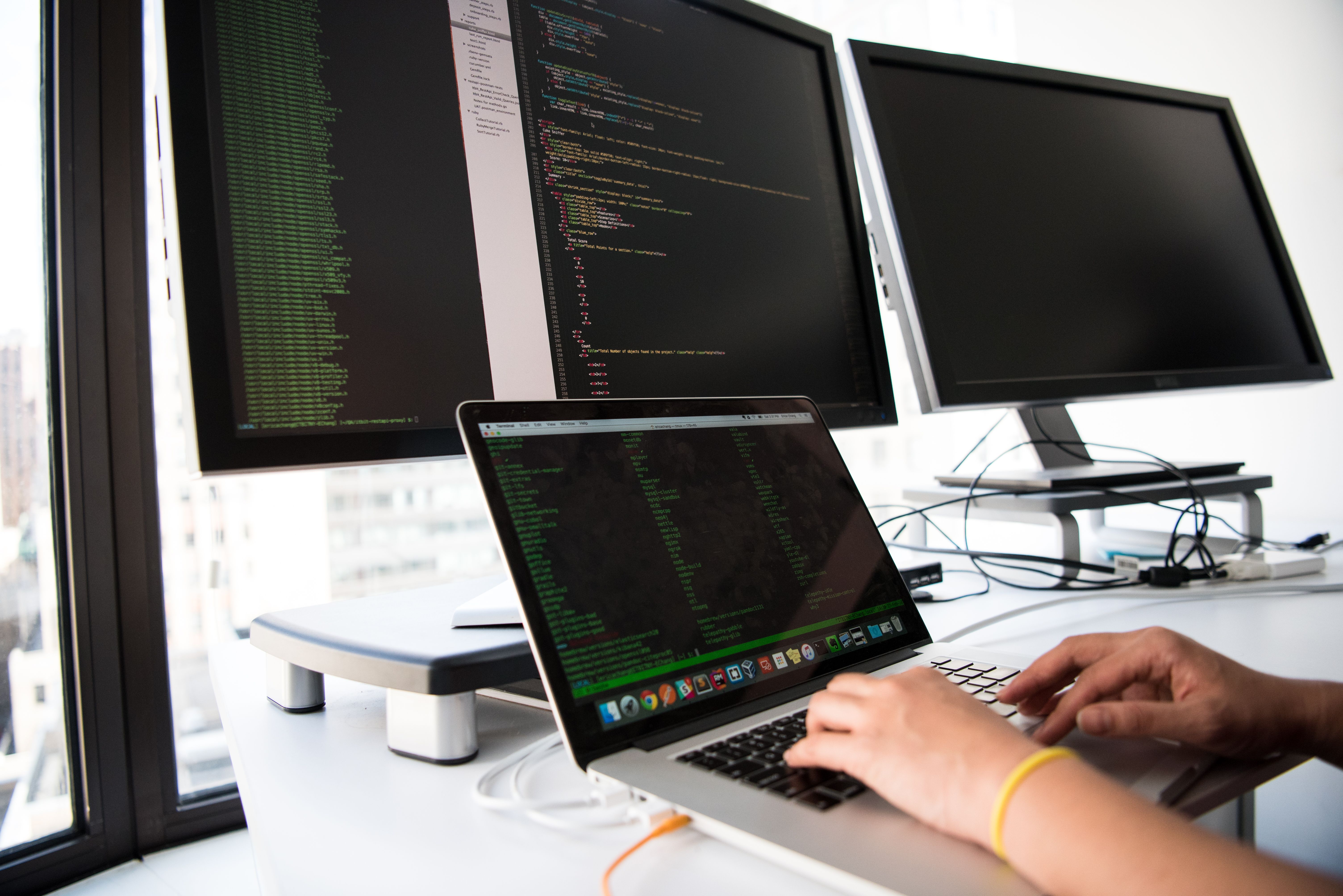 Symbolbild: Server und IT-Infrastruktur im Betrieb (Foto: Pexels)