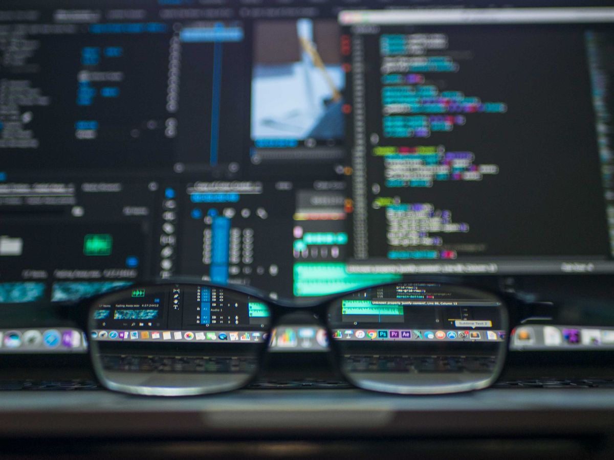 Laptop mit Code-Ansicht – Symbolbild für Monitoring-Dashboard und Statusseiten (Bild: Pexels / Lukas)
