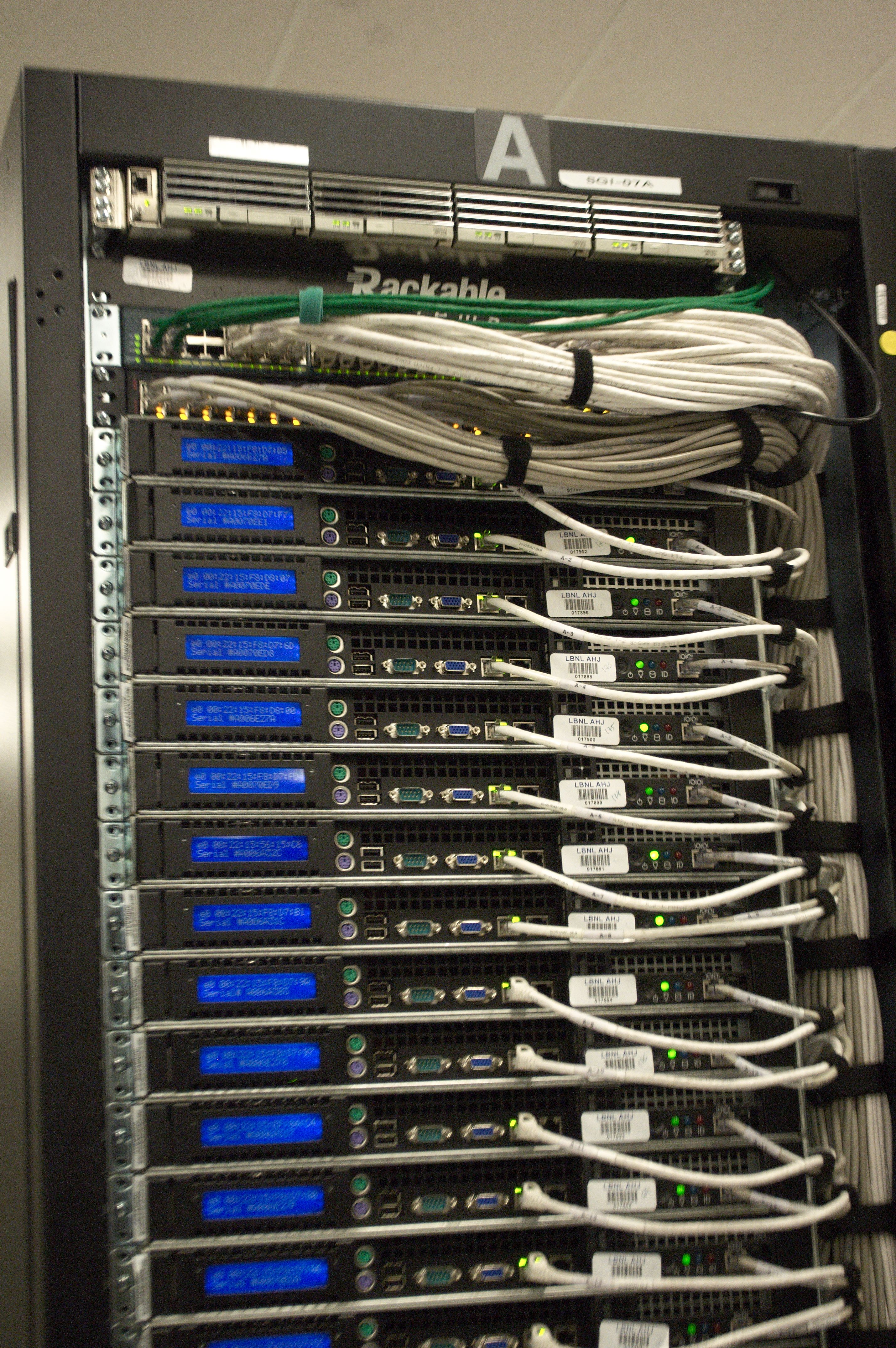 Server-Rack-Rückseite in einem Rechenzentrum. Bildquelle: NERSC / U.S. Department of Energy, Wikimedia Commons, Public Domain (U.S. Government Work).