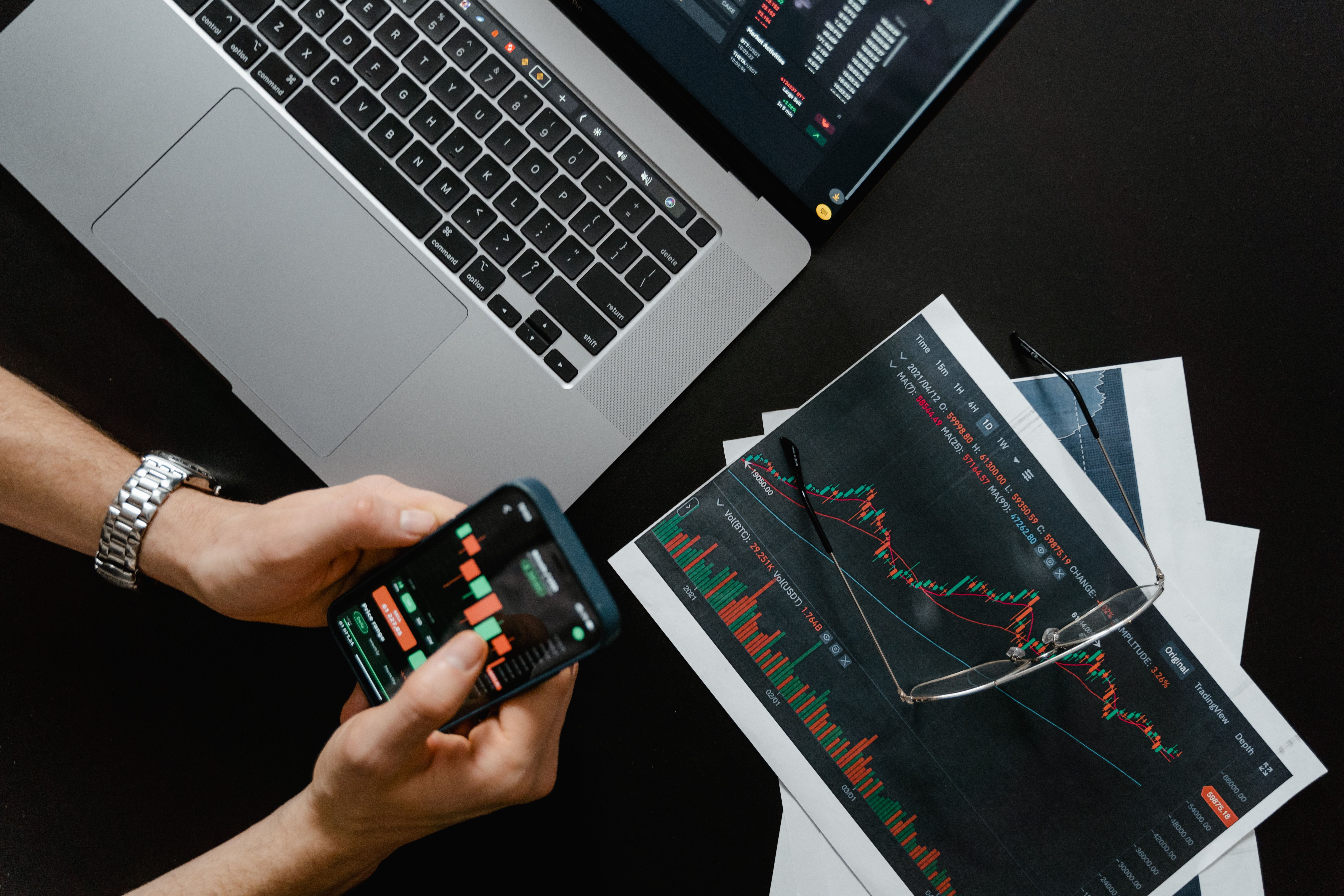 Technisches Dashboard mit Metriken und Datenkurven als Symbolbild für API-Monitoring und Anomalieerkennung