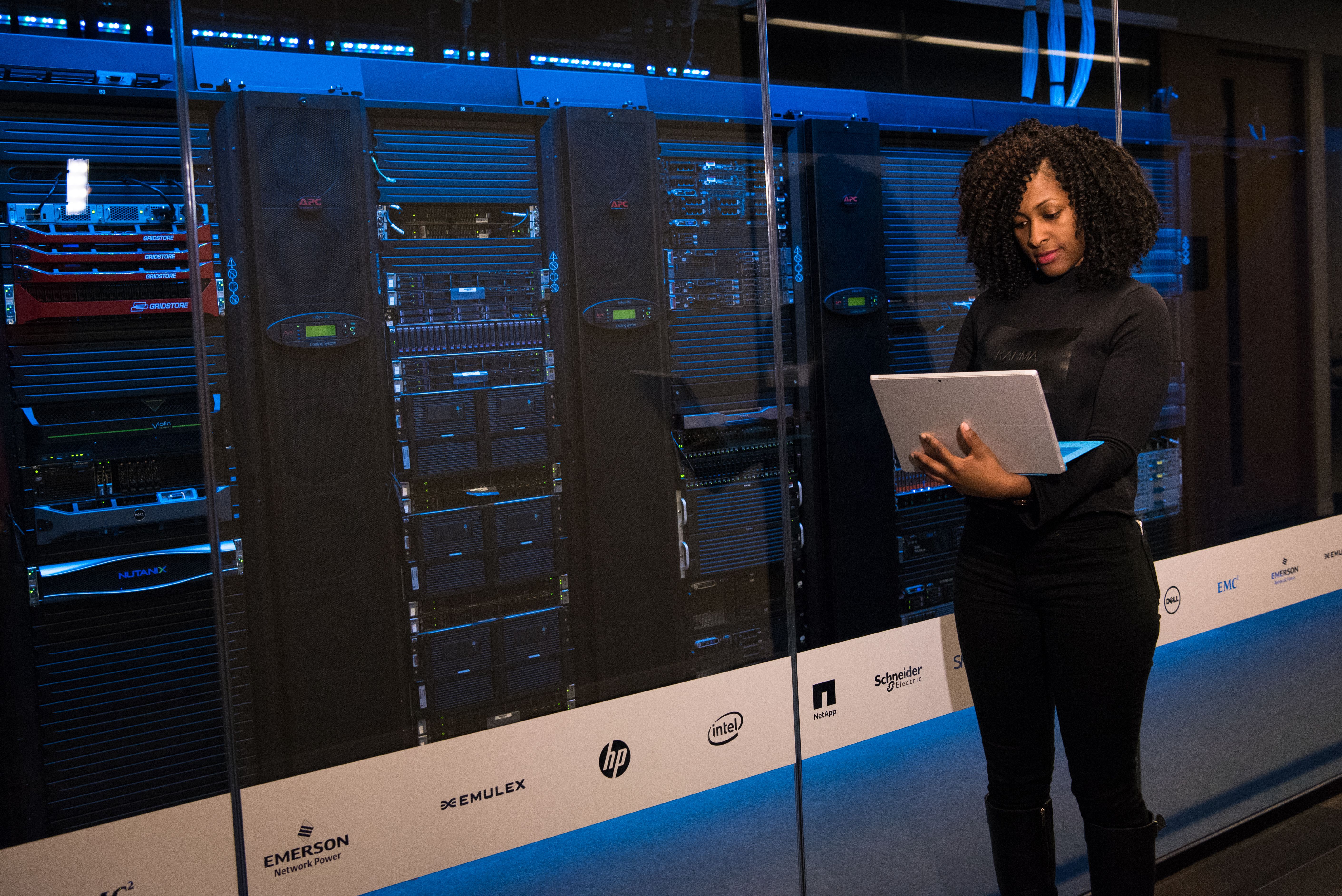 Netzwerk- und Serverinfrastruktur als Symbol für die technische Basis moderner Log-Analyse-Systeme und Observability. Bildquelle: Pexels