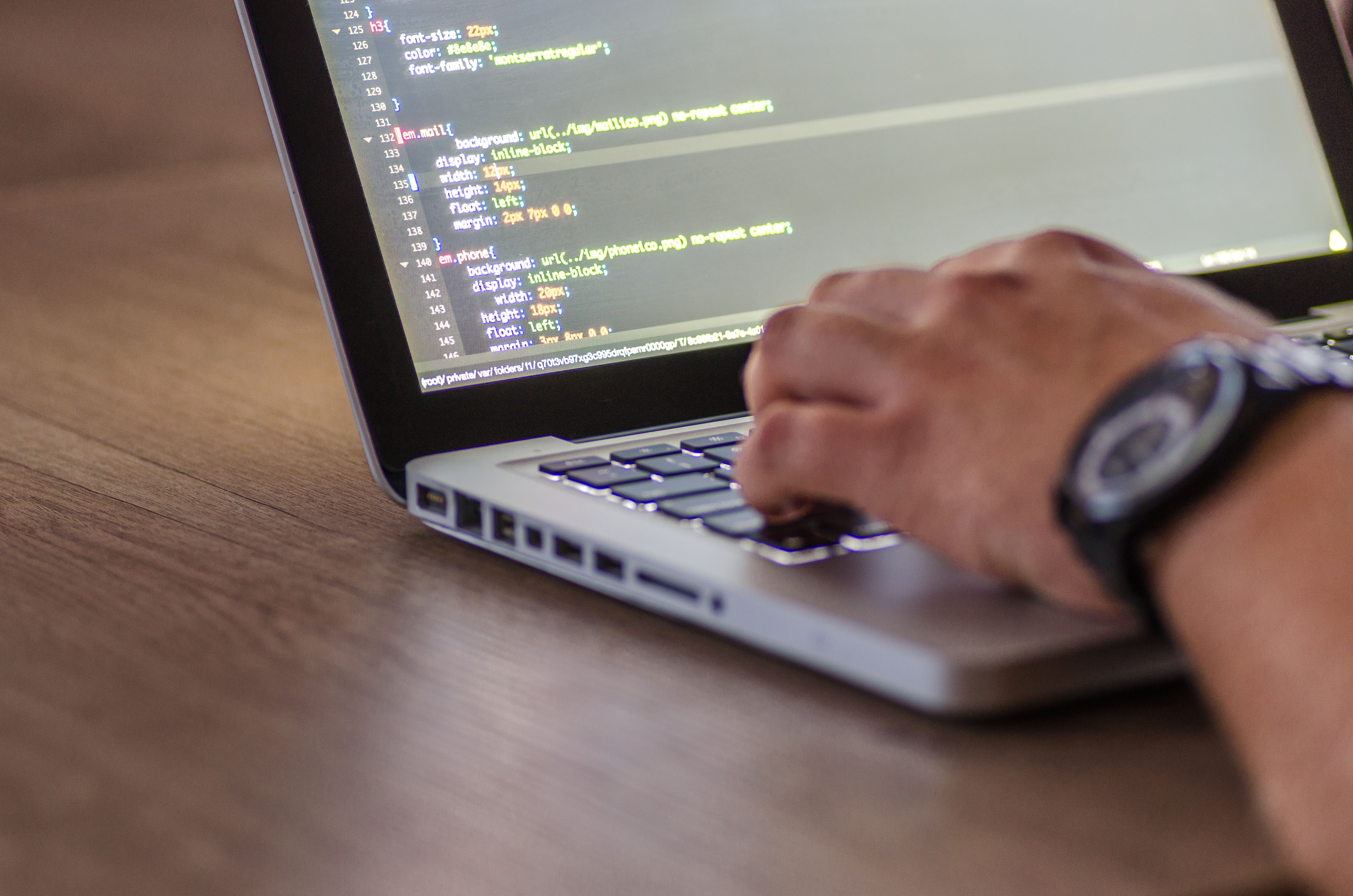 Programmiercode auf einem Bildschirm – Symbolbild für Software-Tests und Automatisierung (Lukas via Pexels)