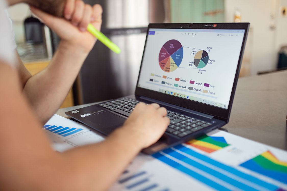 Analyse-Dashboard mit Metriken und Diagrammen – Symbol für KI-gestütztes Predictive Alerting im IT-Betrieb