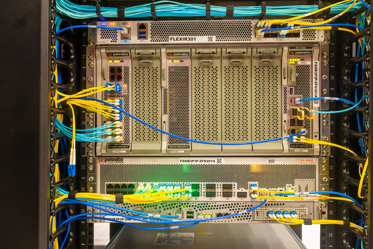 Rackmontierte Palo-Alto-Networks-Firewalls in einer Rechenzentrumsumgebung