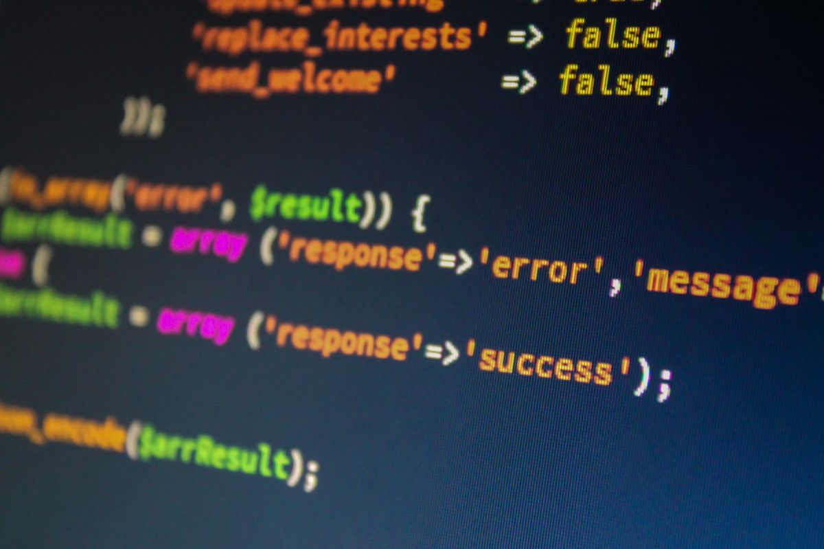Serverraum mit Kabeln und Rack-Systemen – Bild: Pexels (kostenlos zur Nutzung)