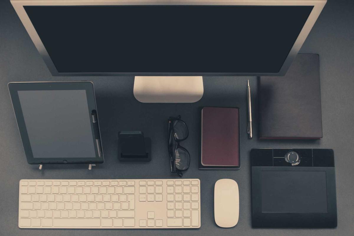 Laptop mit Daten- und Metrik-Grafiken auf dem Bildschirm – symbolisiert Observability und Service-Level-Monitoring