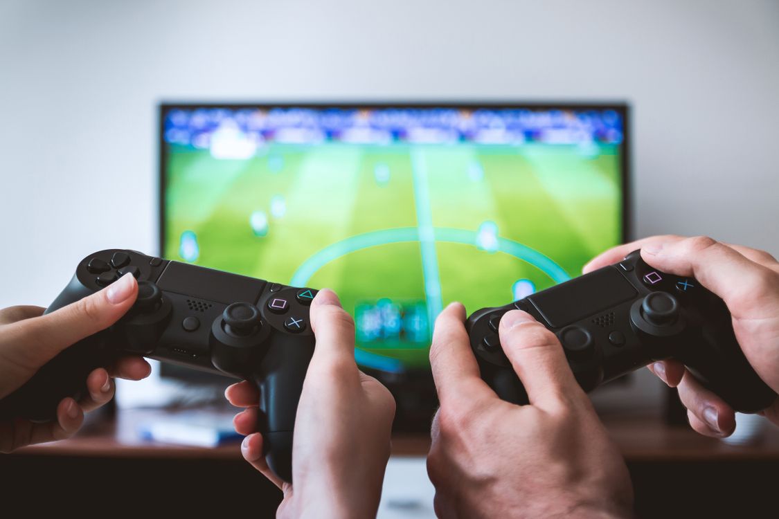 Gaming-Setup mit Bildschirm und Peripheriegeräten (Bildquelle: Pexels / Porapak Apichodilok)