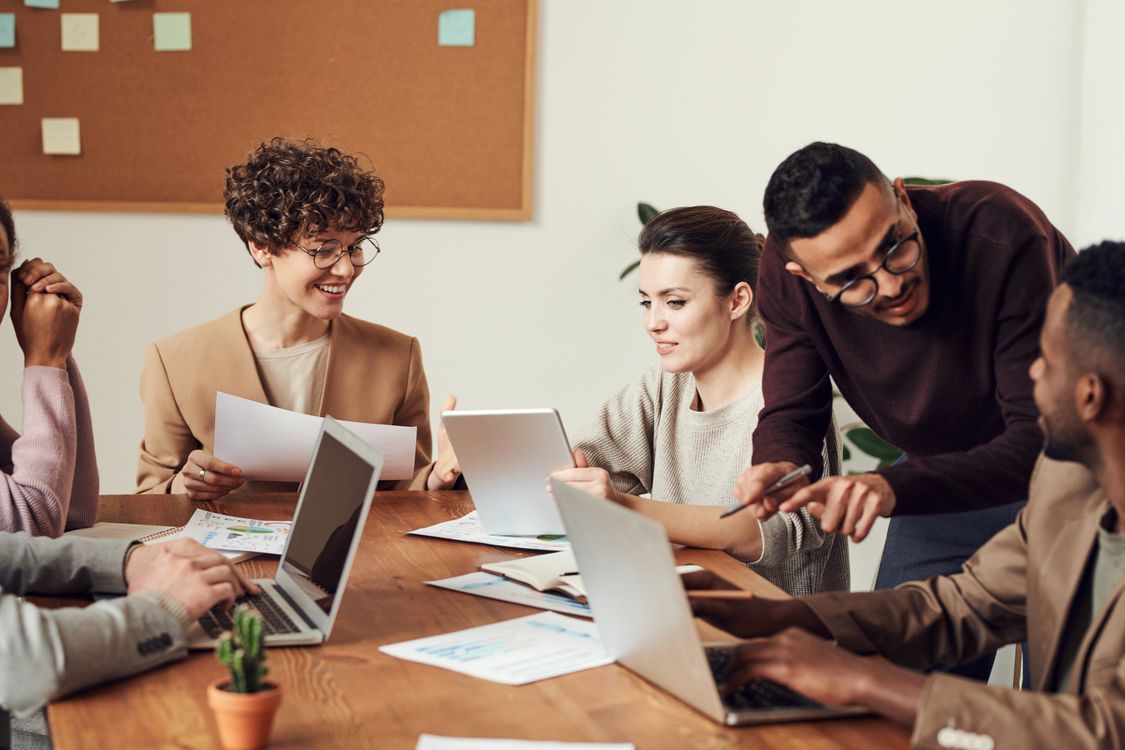 Team-Meeting als Symbol für strukturierte Übergaben und Zusammenarbeit im On-Call-Betrieb