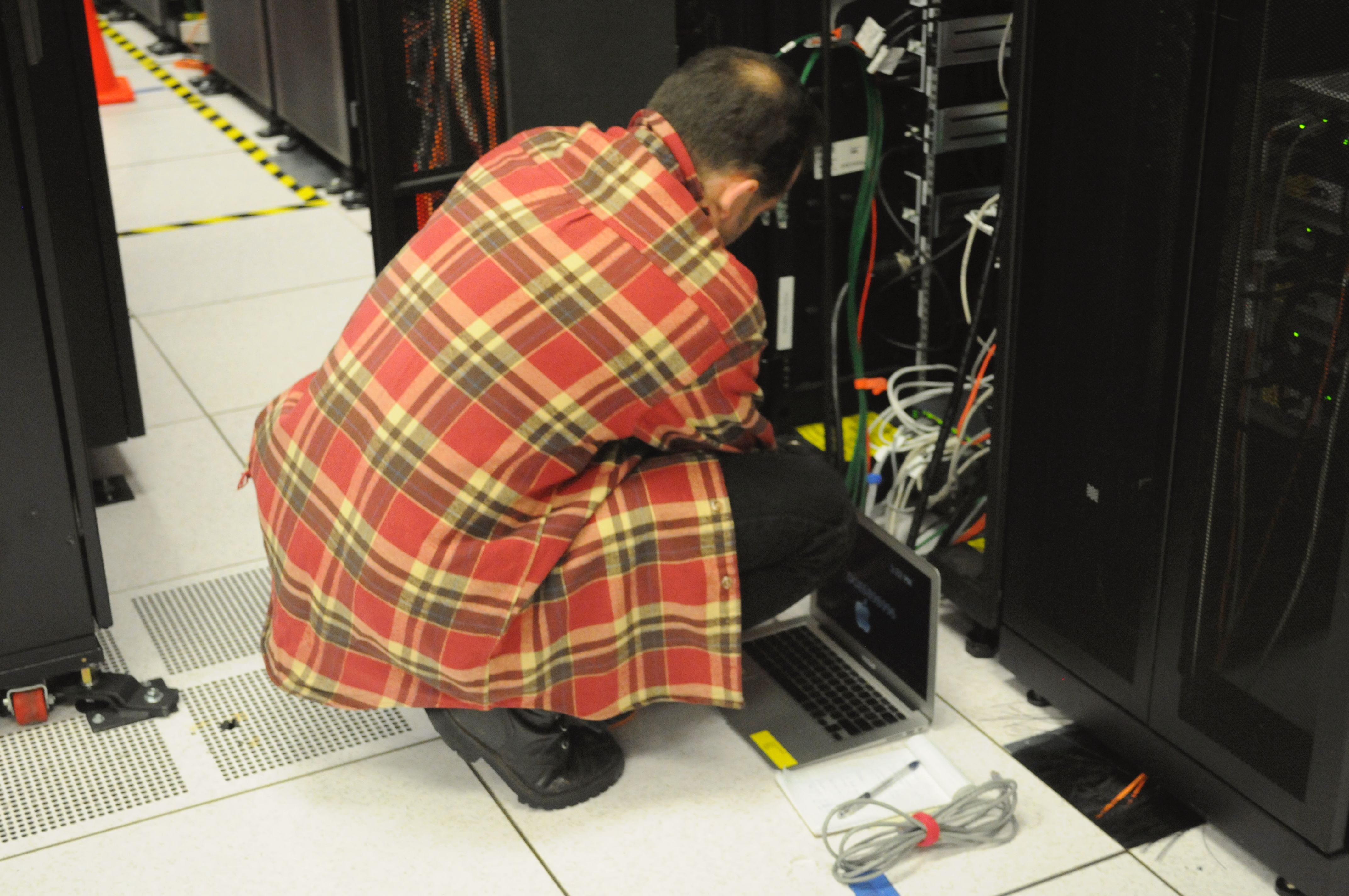 IT-Techniker bei der Arbeit am Serverrack – zuverlässige Eskalationsrichtlinien sorgen dafür, dass die richtige Person im Störungsfall schnell alarmiert wird (Foto: NERSC / U.S. Department of Energy / Wikimedia Commons, Public Domain)