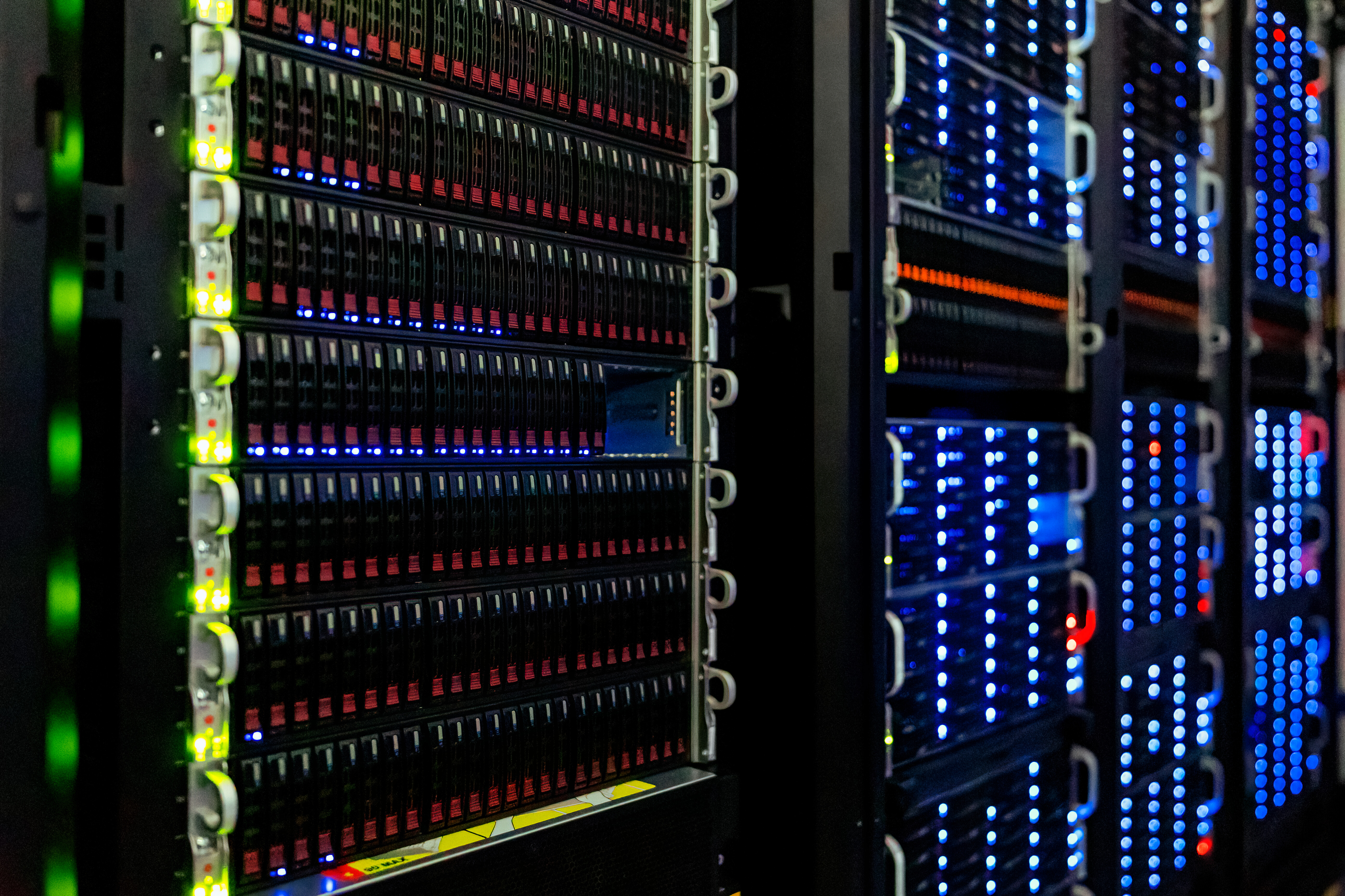 Server-Racks im NOIRLab-Rechenzentrum – Symbolbild für selbst gehostete Nextcloud- und Collabora-Infrastruktur (Foto: NOIRLab/NSF/AURA/T. Slovinský, CC BY 4.0)