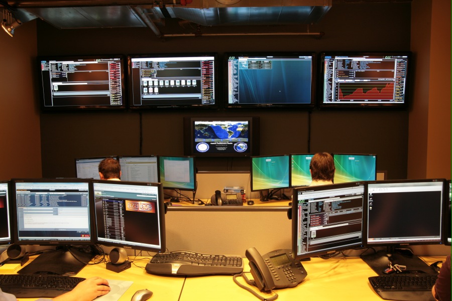 Network Operations Center mit Monitoring-Dashboards. Bildquelle: Azaleos / Wikimedia Commons, CC BY-SA 3.0.
