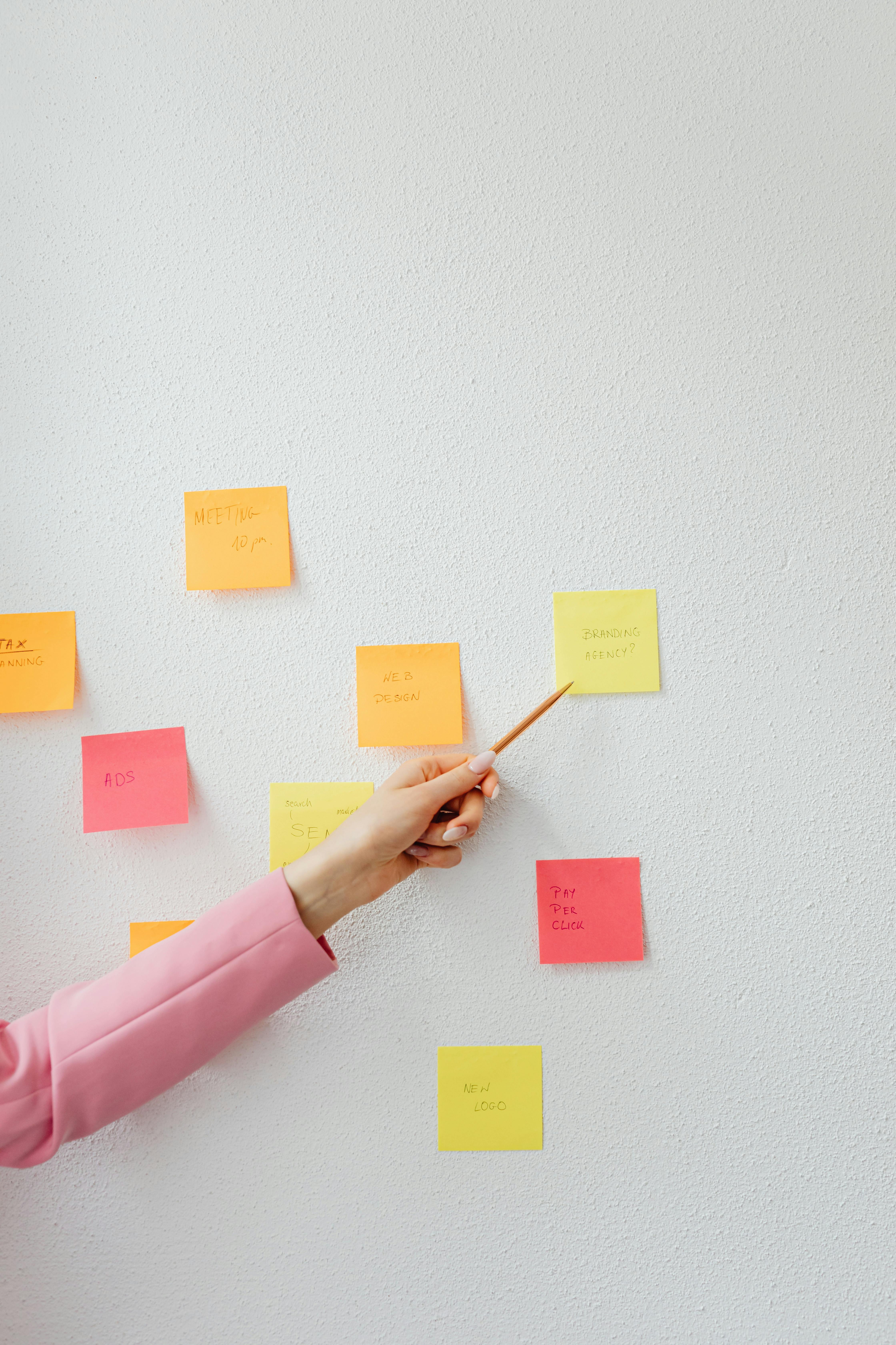 Symbolbild Team-Retrospektive mit Sticky Notes. Quelle: Pexels (frei nutzbar).