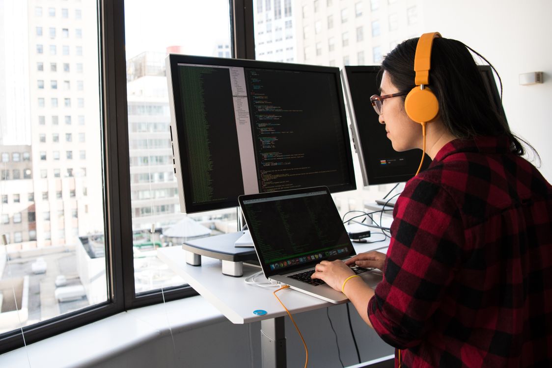 Server-Infrastruktur als Symbol für verteilte IT-Systeme und Observability