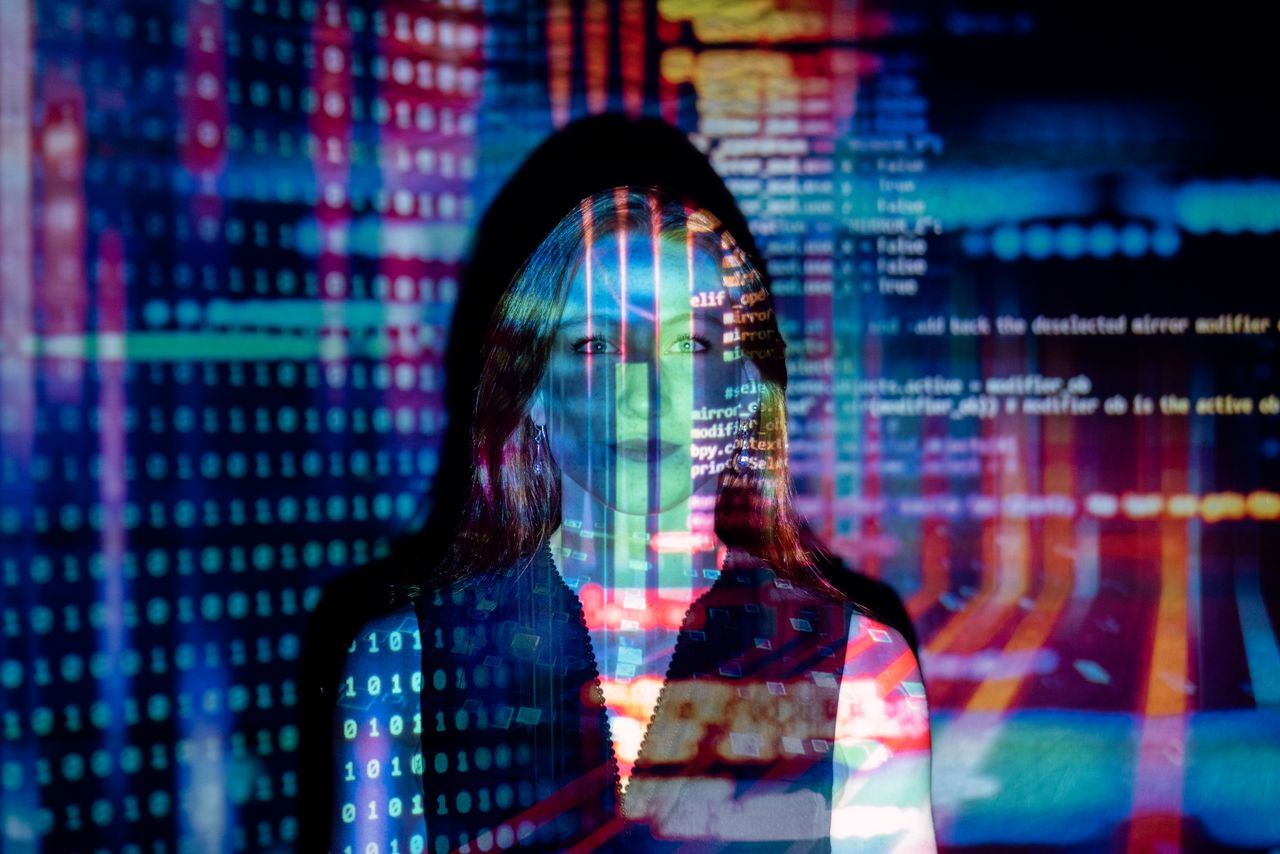 Roboterhand und neuronale Netzwerkstrukturen als Symbol für KI-Agentenframeworks