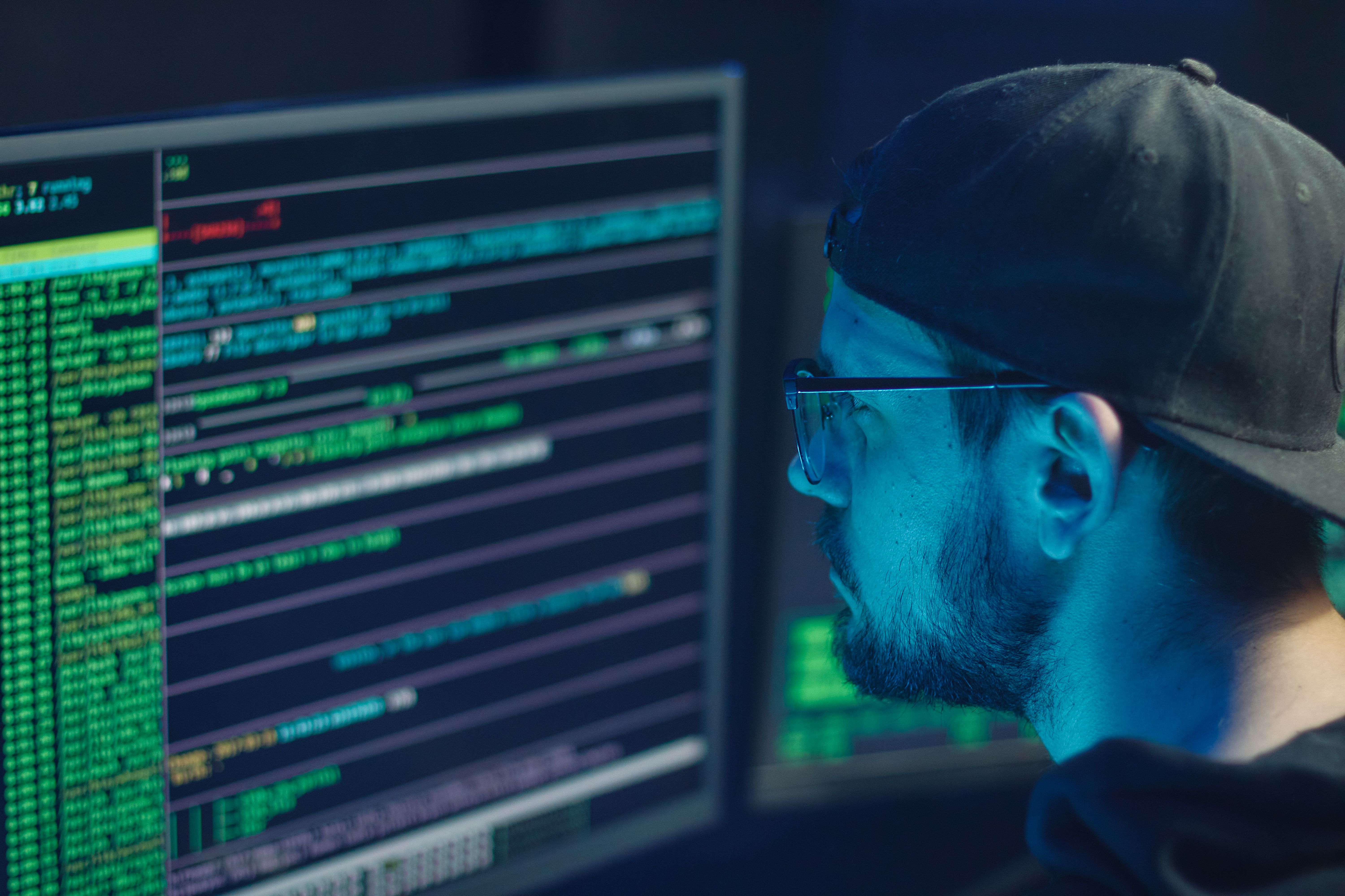 Monitoring-Dashboard mit Statusanzeigen auf einem Bildschirm
