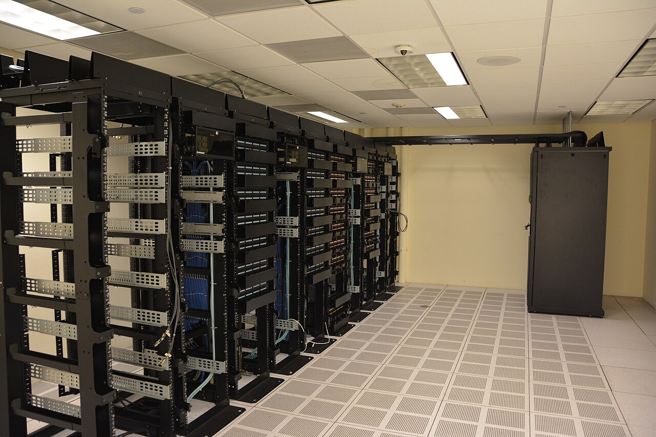 Serverracks in einem Rechenzentrum als Symbol für IT-Infrastruktur und On-Call-Betrieb
