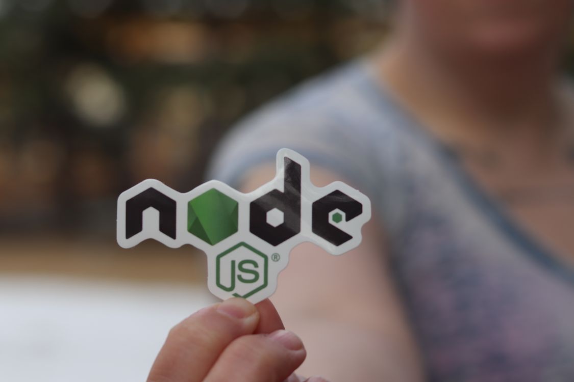 Entwickler arbeitet an Code auf einem Laptop – CI/CD und KI-Automatisierung