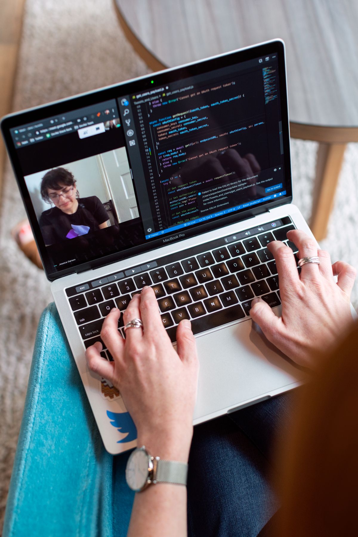 IT-Fachkraft analysiert Monitoring-Daten am Bildschirm (Bildquelle: Pexels / Mikhail Nilov)
