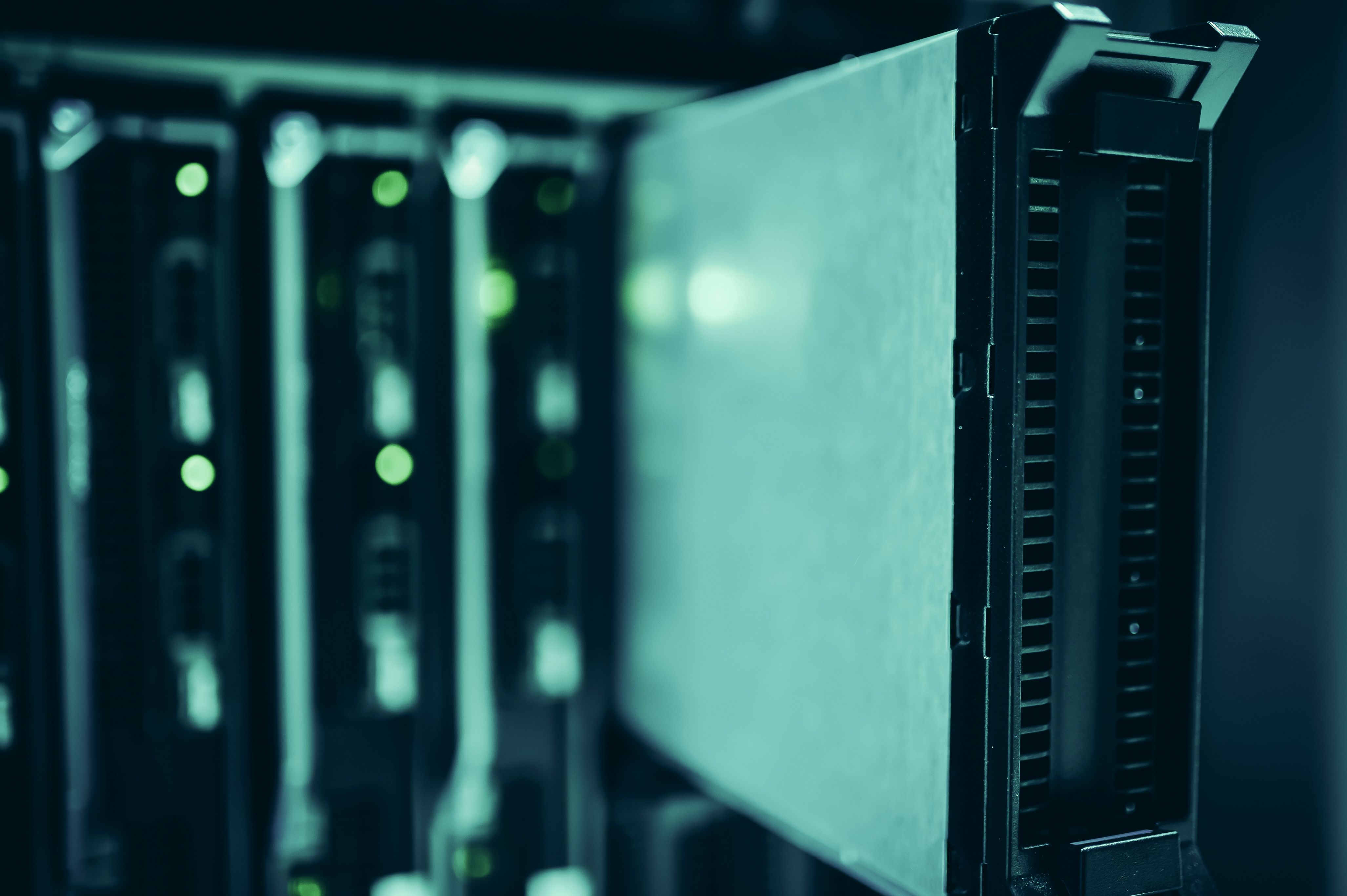 Server-Racks in einem modernen Rechenzentrum – Reliability und SRE-Infrastruktur