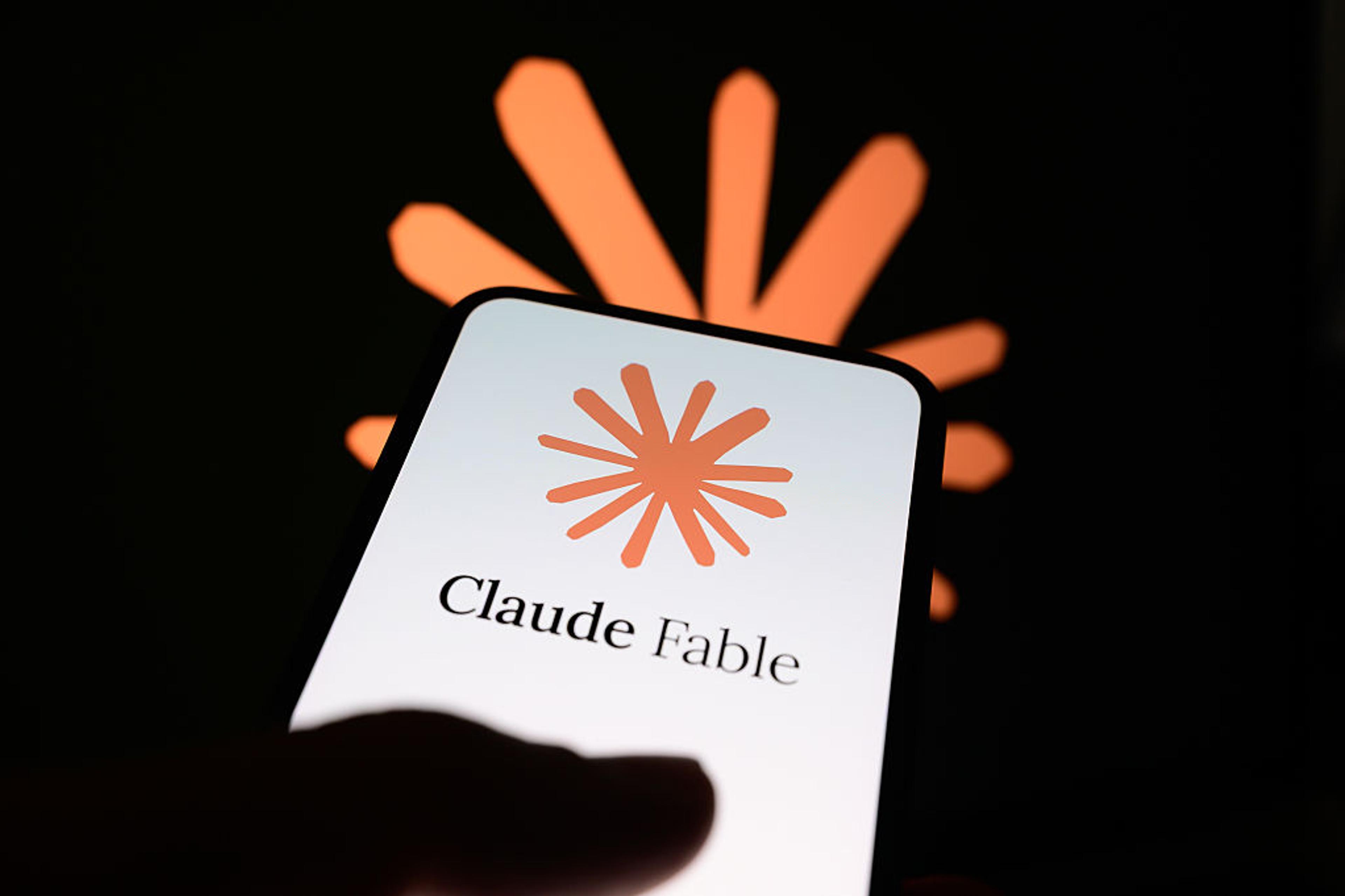Claude-Fable-Logo auf einem Smartphone. Bildquelle: Time / Samuel Boivin-NurPhoto via Getty Images.