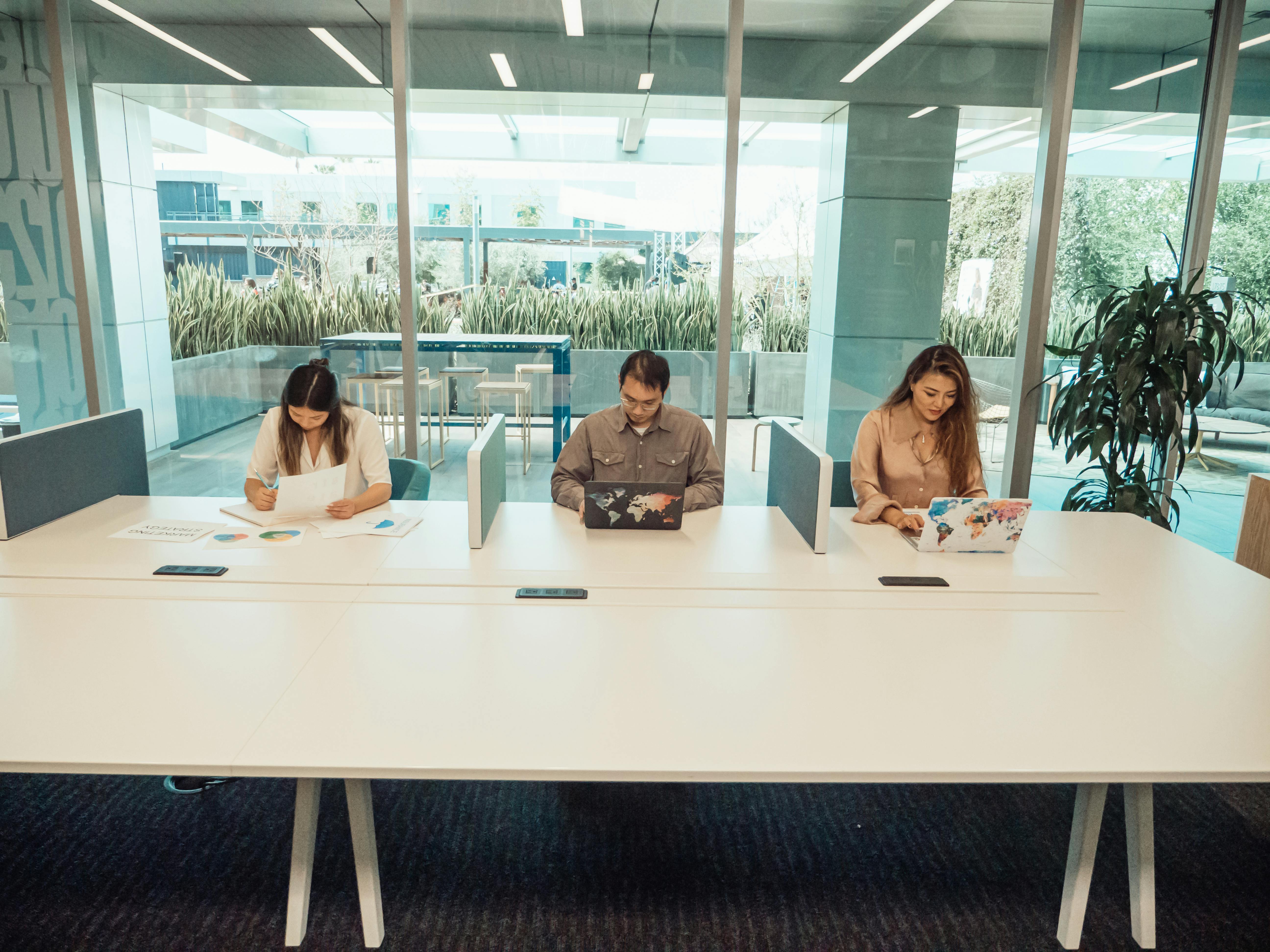 Symbolbild Team-Zusammenarbeit im Buero. Quelle: Pexels (frei nutzbar).