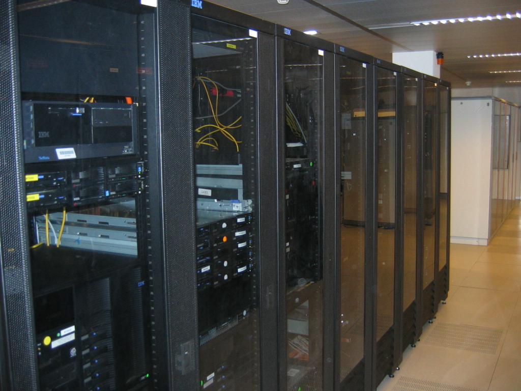 IBM-Rechenzentrum mit Server-Racks als Infrastruktur für KI-Workloads. Bildquelle: Wikimedia Commons (CC BY 2.5).
