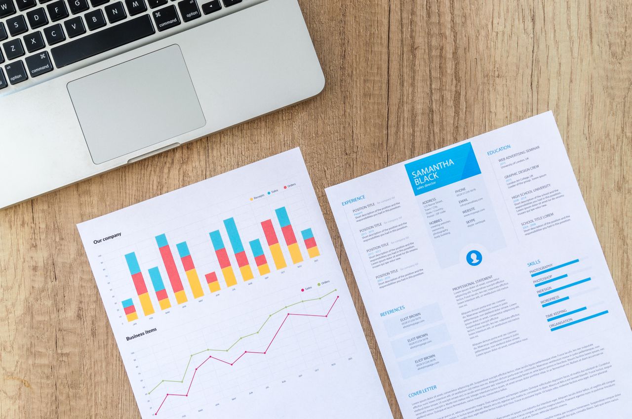Person an Monitoring-Station mit mehreren Bildschirmen, die Alerting-Dashboards zeigen