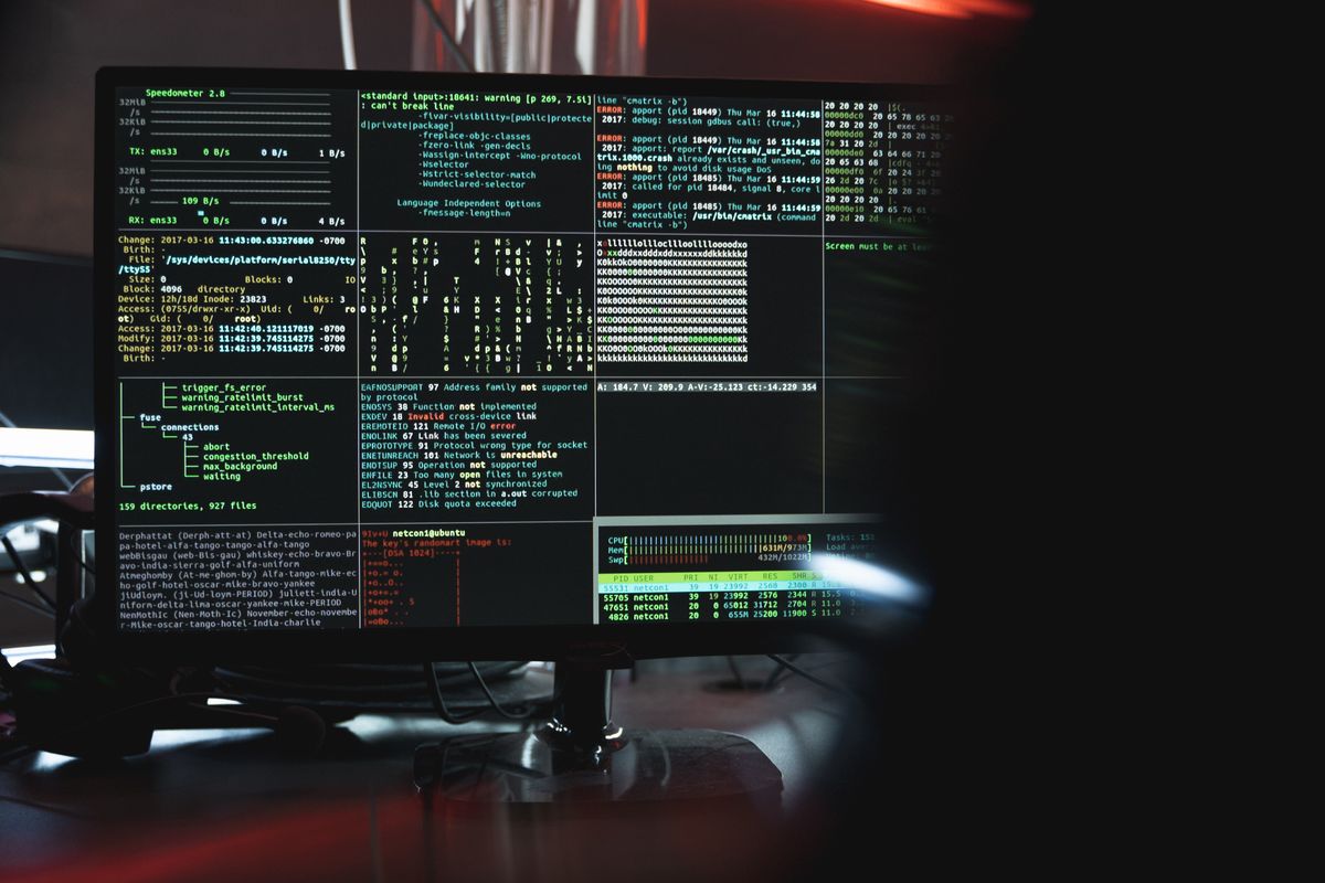 Cybersecurity-Monitor mit Code und Datenstrom als Symbolbild für Prompt Injection in CI/CD