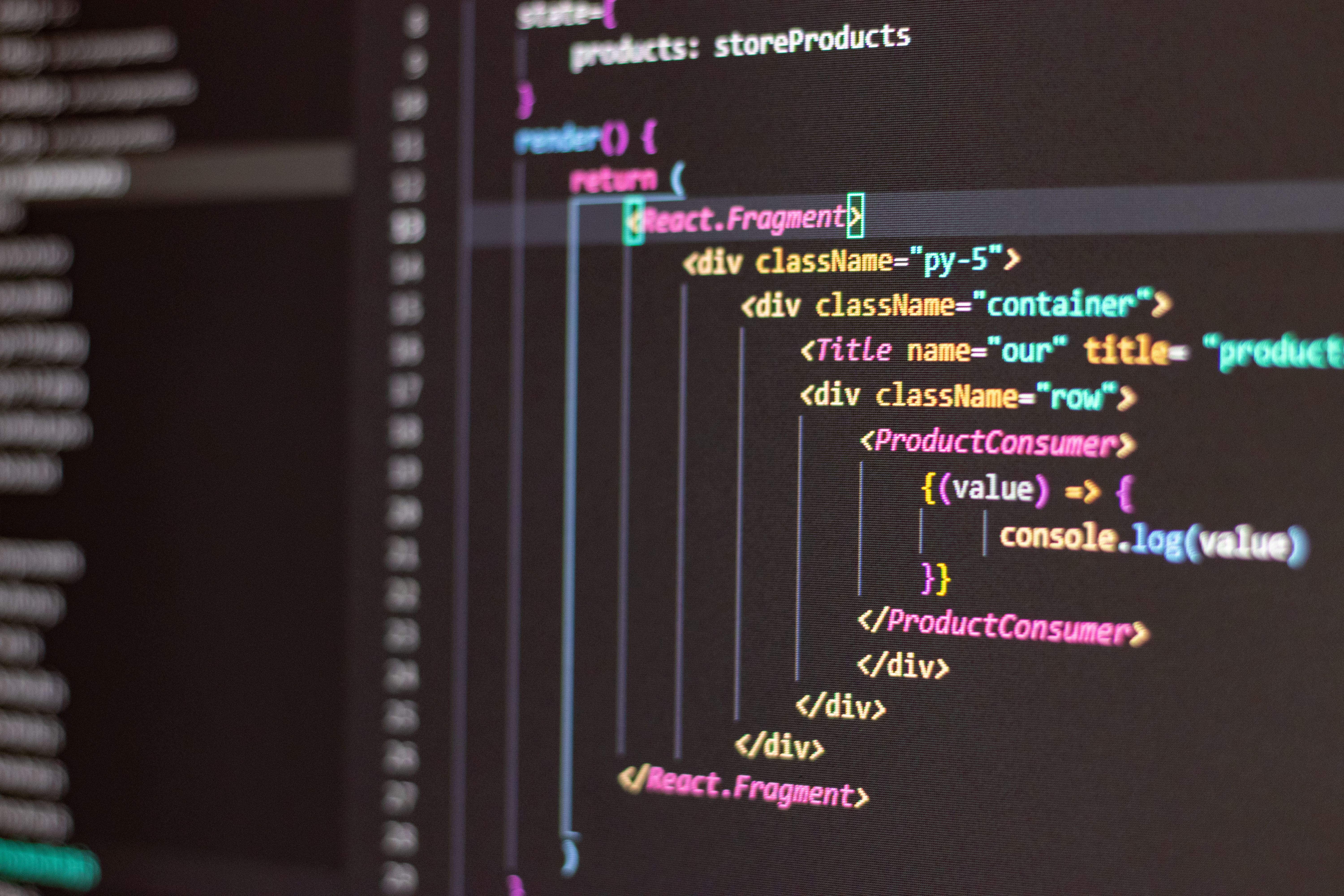 Entwicklerin vor Monitoren mit Code – symbolisch für KI-gestützte Systemüberwachung und automatisierte Statuskommunikation (Bild: Pexels, Lizenz: Pexels-Lizenz)