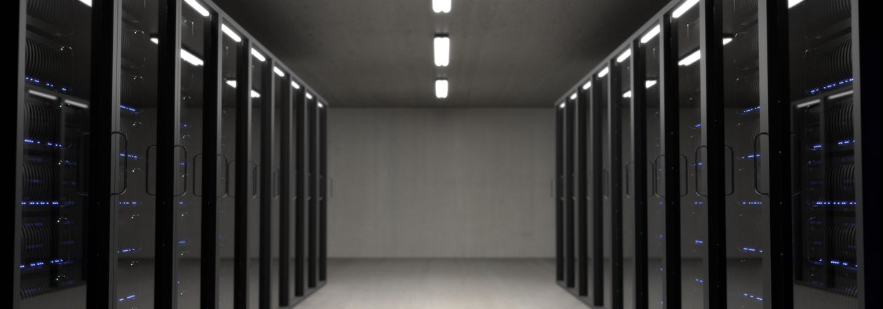 Serverraum mit Rack-Servern und Betriebslichtern – Reliability & SRE Infrastruktur – Bild: Pexels.com (lizenzfrei)