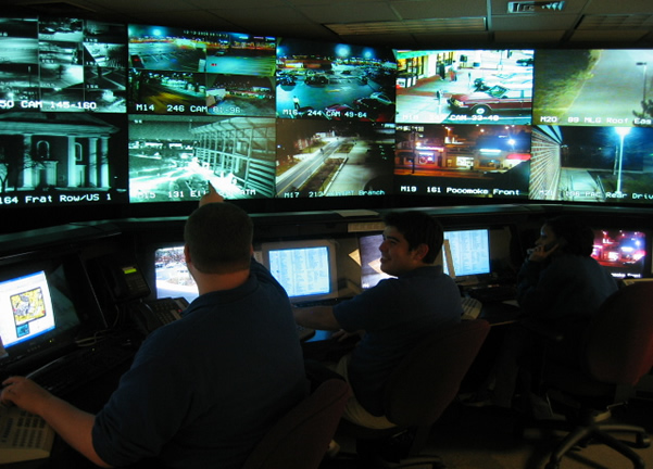 Monitoring-Bildschirme im Security Operations Center der University of Maryland (Foto: UMD-Eskin, gemeinfrei, via Wikimedia Commons)