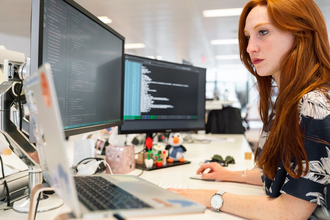 IT-Team koordiniert gemeinsam an Bildschirmen während eines Incidents
