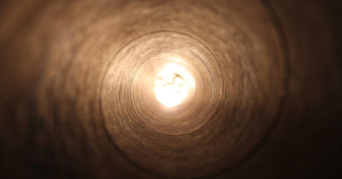 Infrastruktur und Serverräume im Dunkeln – Symbol für proaktives IT-Incident Management und Frühwarnsysteme