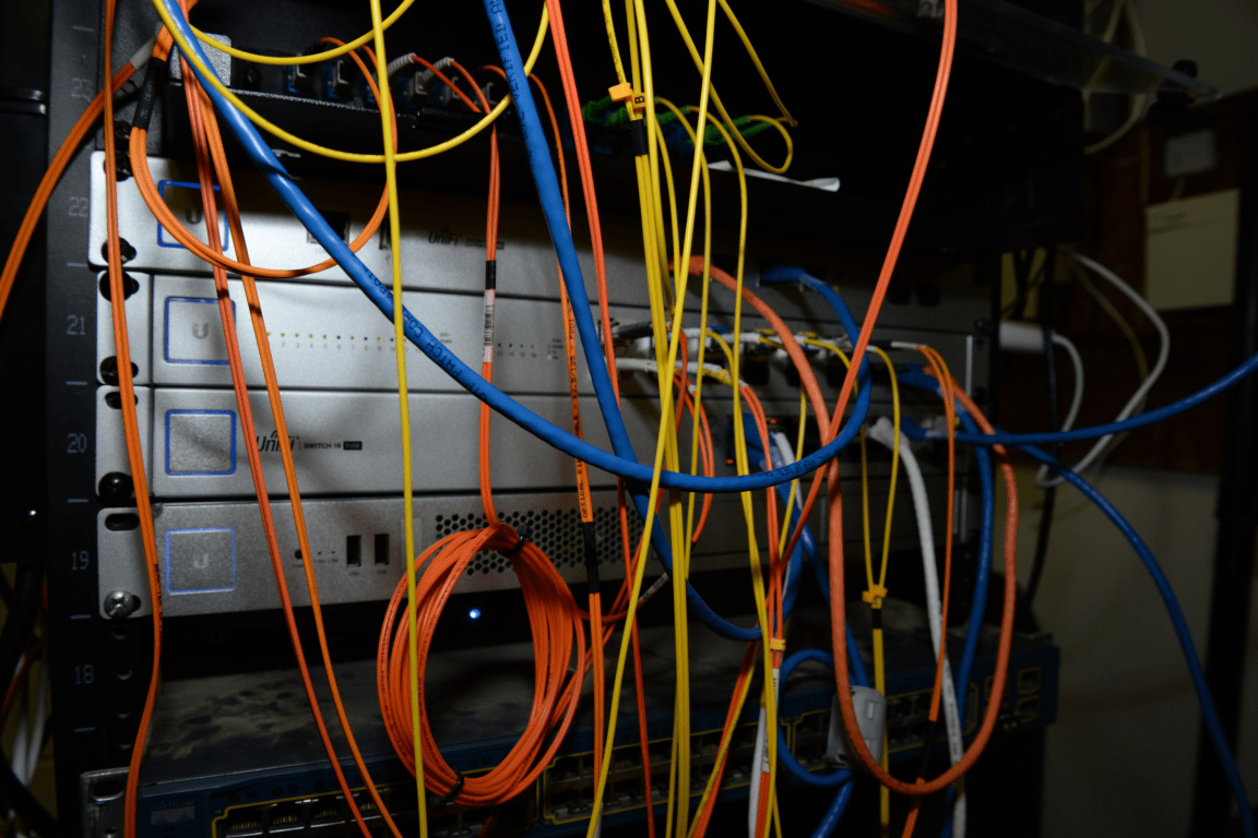 Serverrack mit Netzwerkkabeln. Bild: EFTA / Wikimedia Commons, CC BY 4.0.