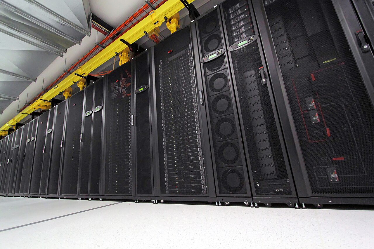 Serverracks in einem Rechenzentrum als Symbolbild für kritische Infrastruktur und sichere Software-Pflege. Bildquelle: CSIRO / Wikimedia Commons, CC BY 3.0.