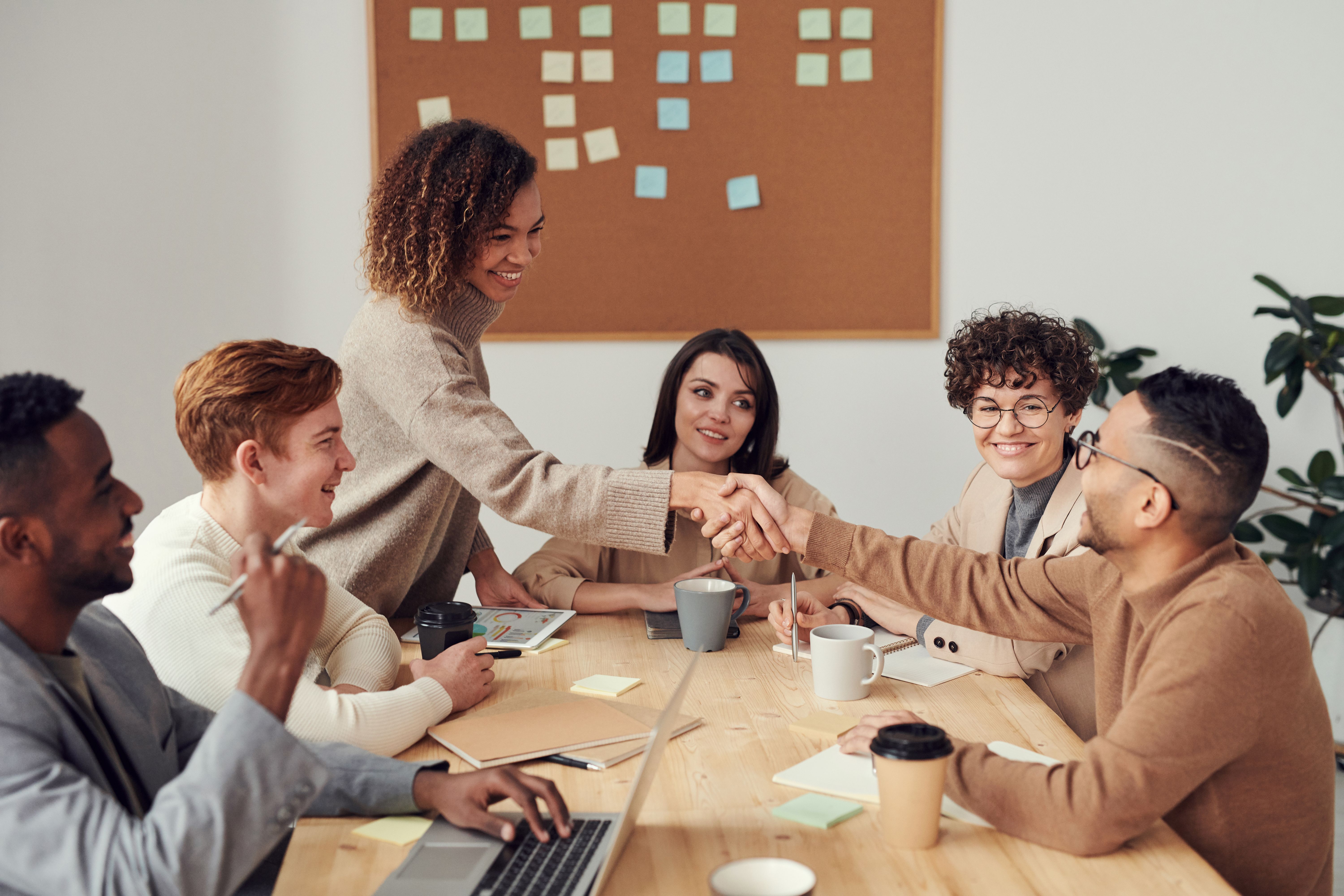 IT-Team analysiert gemeinsam einen Vorfall an einem Konferenztisch. Bildquelle: Pexels (Photo ID 3184291, lizenzfrei).